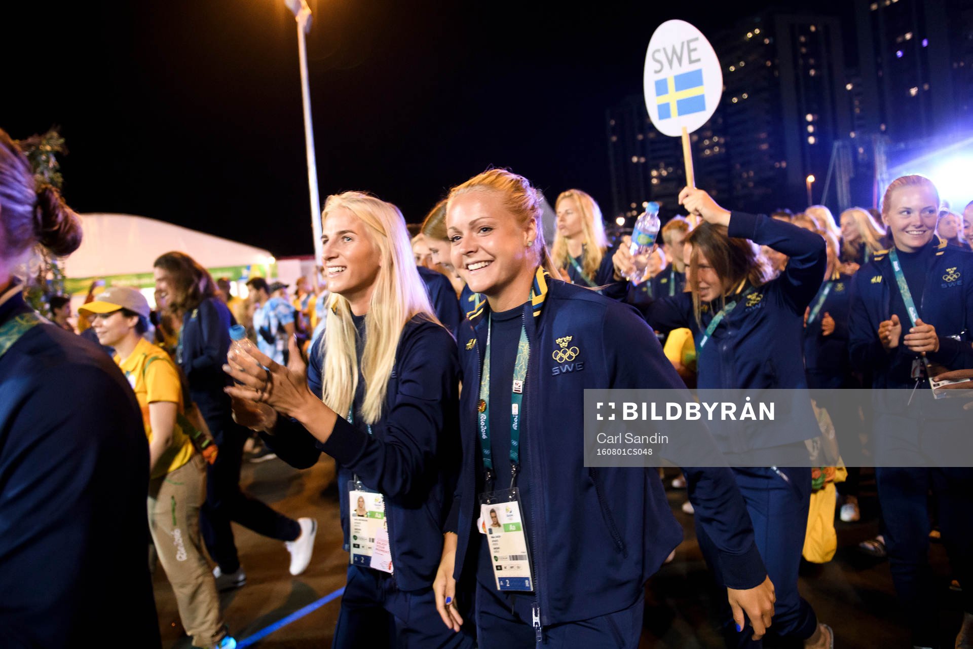 Sofia Jakobsson och målvakt Hilda Carlén