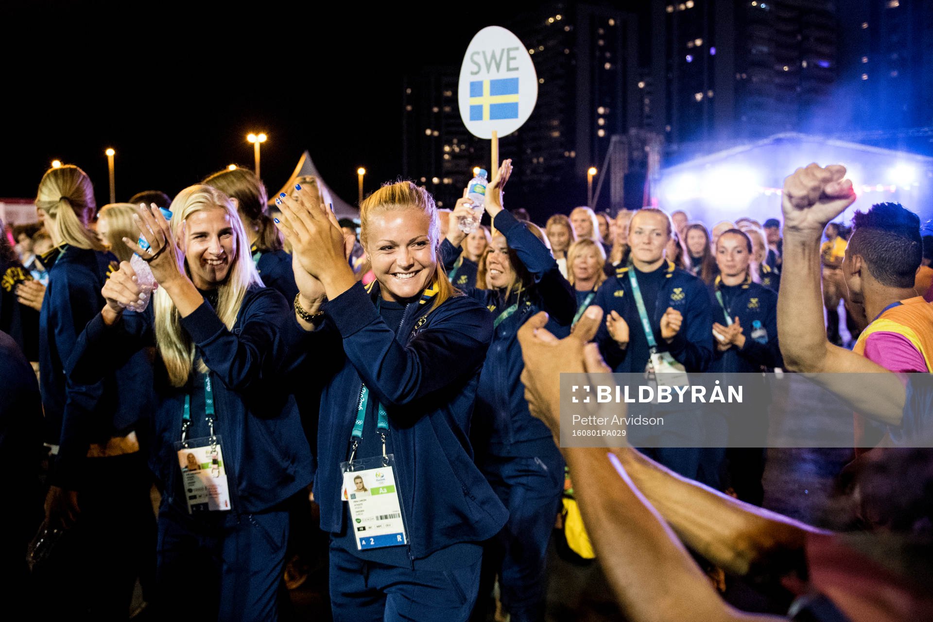 Sofia Jakobsson och målvakt Hilda Carlén