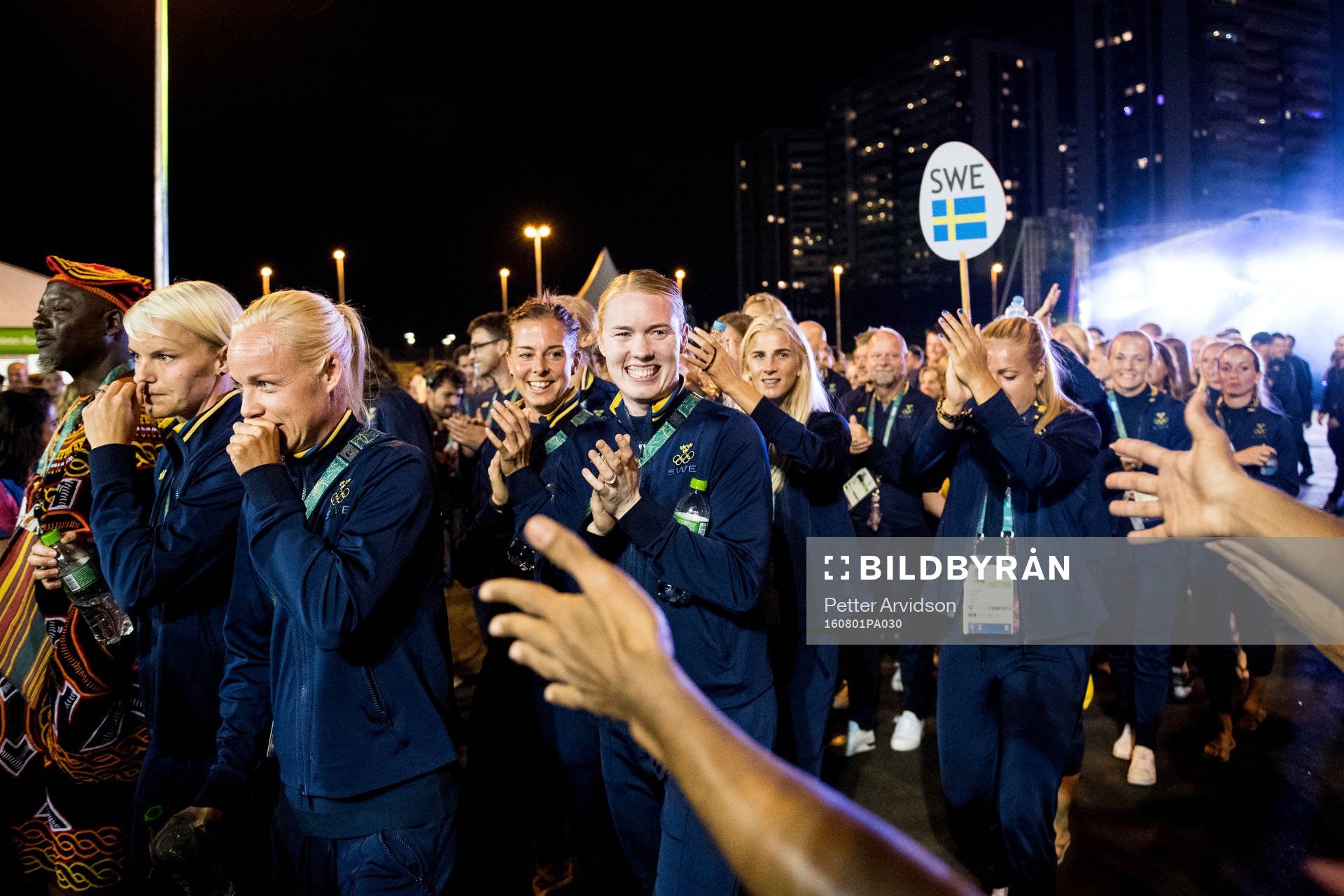 Lotta Schelin och målvakt Hedvig Lindahl