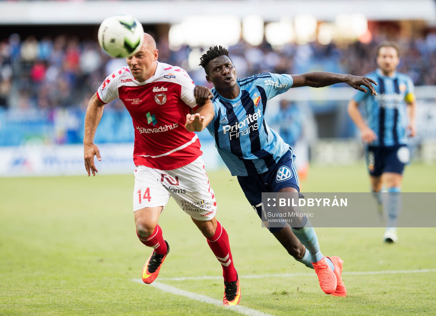 Kalmars Stefan Larsson och Djurgårdens Michael Olunga