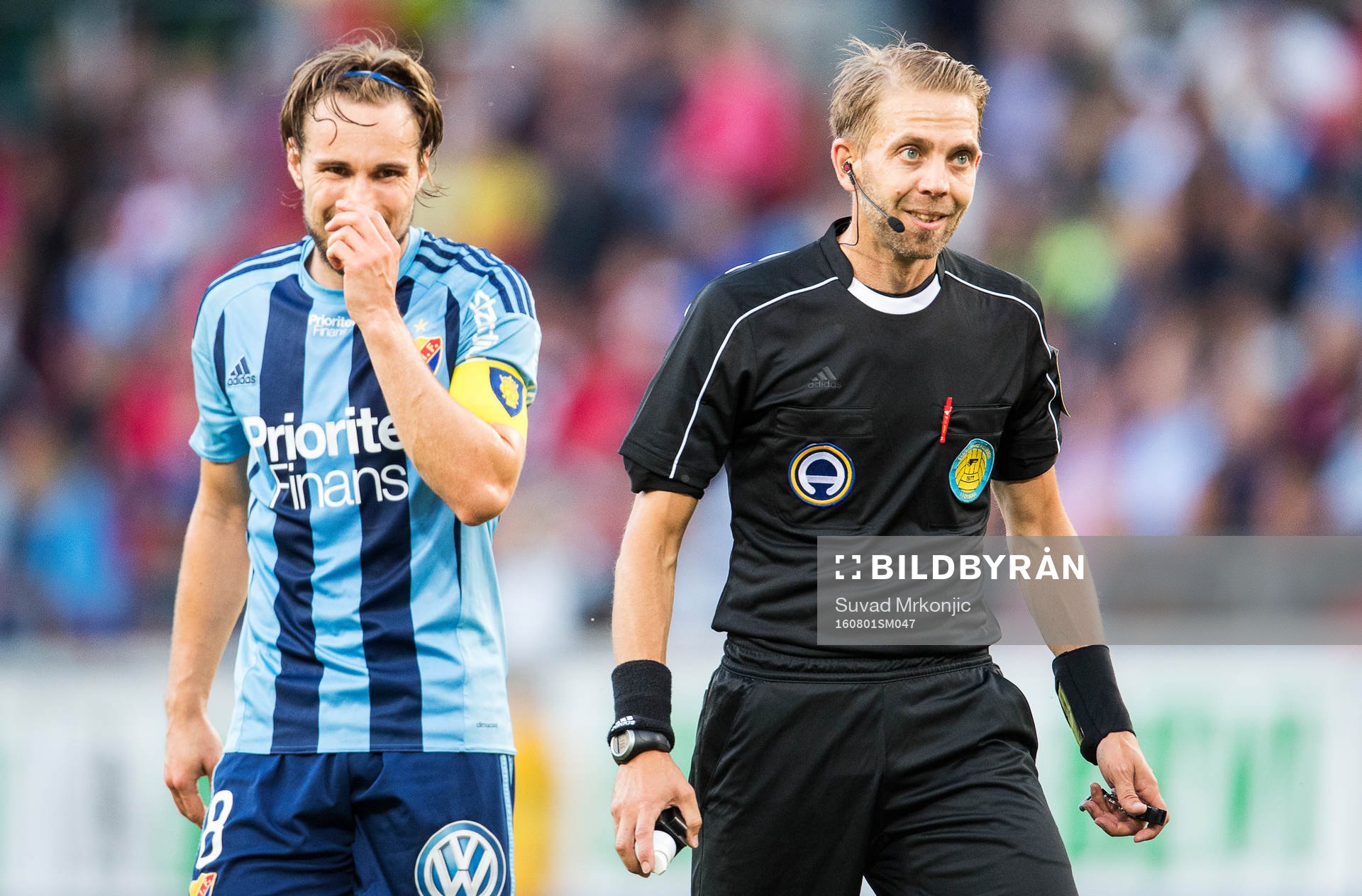 Djurgårdens Kevin Walker och domaren Johan Hamlin