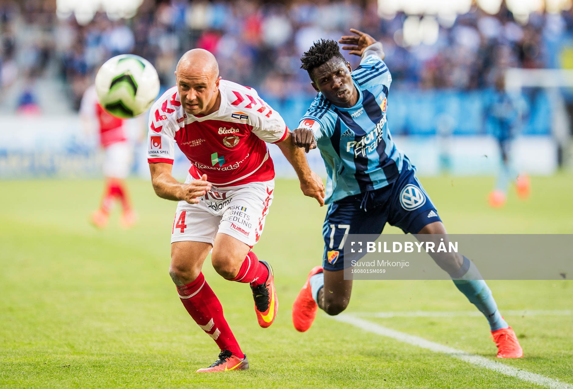 Kalmars Stefan Larsson och Djurgårdens Michael Olunga