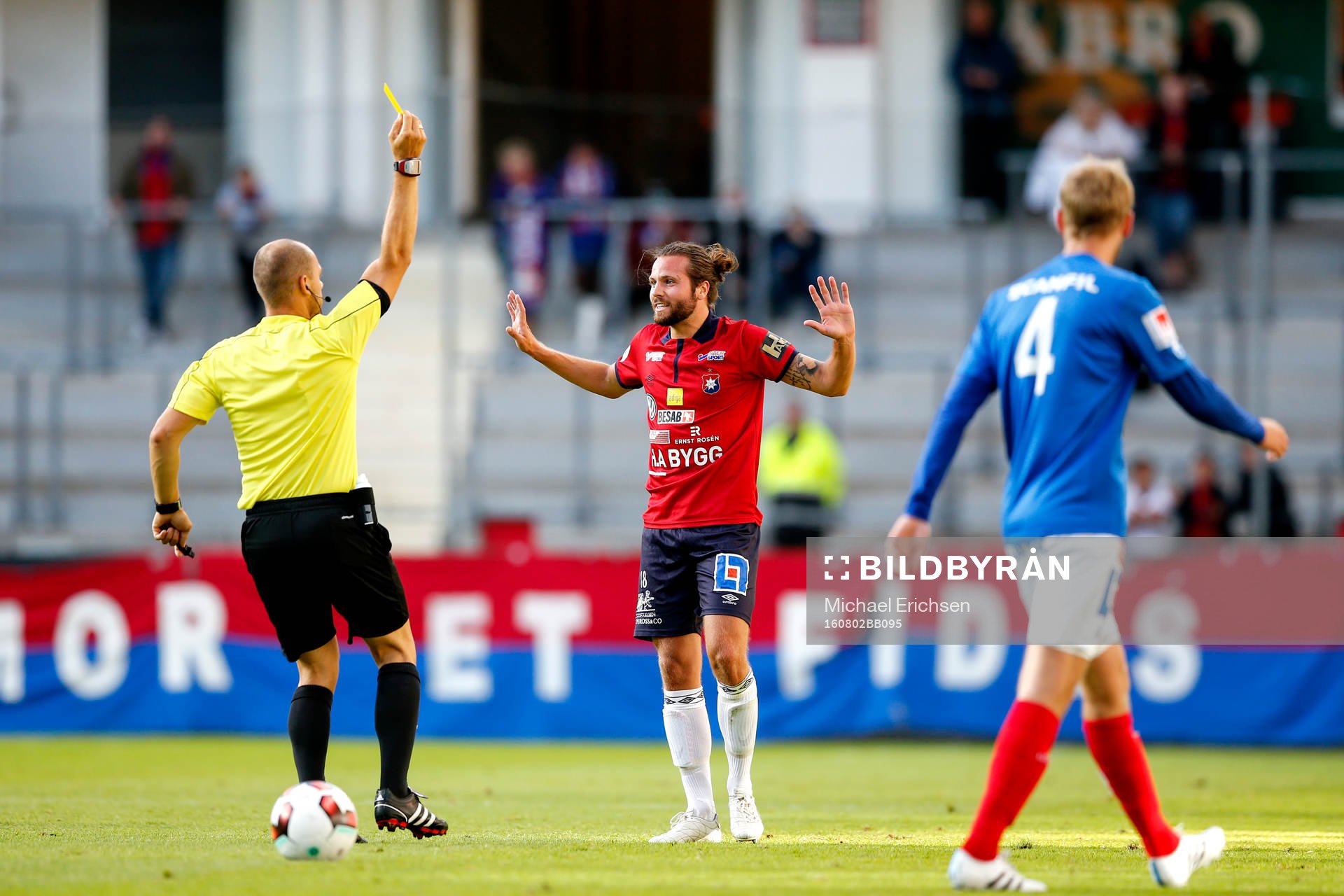 Domaren Adnan Jukic ger Örgrytes Hampus Bohman gult kort