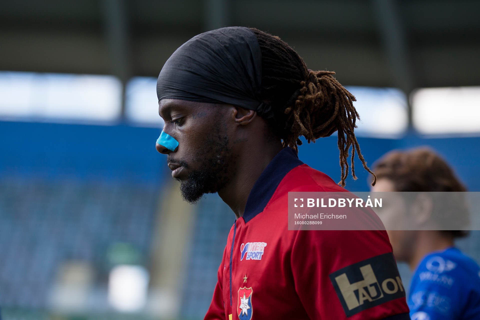 Örgrytes Martin Kayongo-Mutumba på väg in till planen