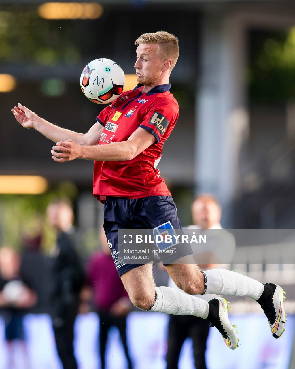 Örgrytes Sebastian Ohlsson tar ned bollen på bröstet