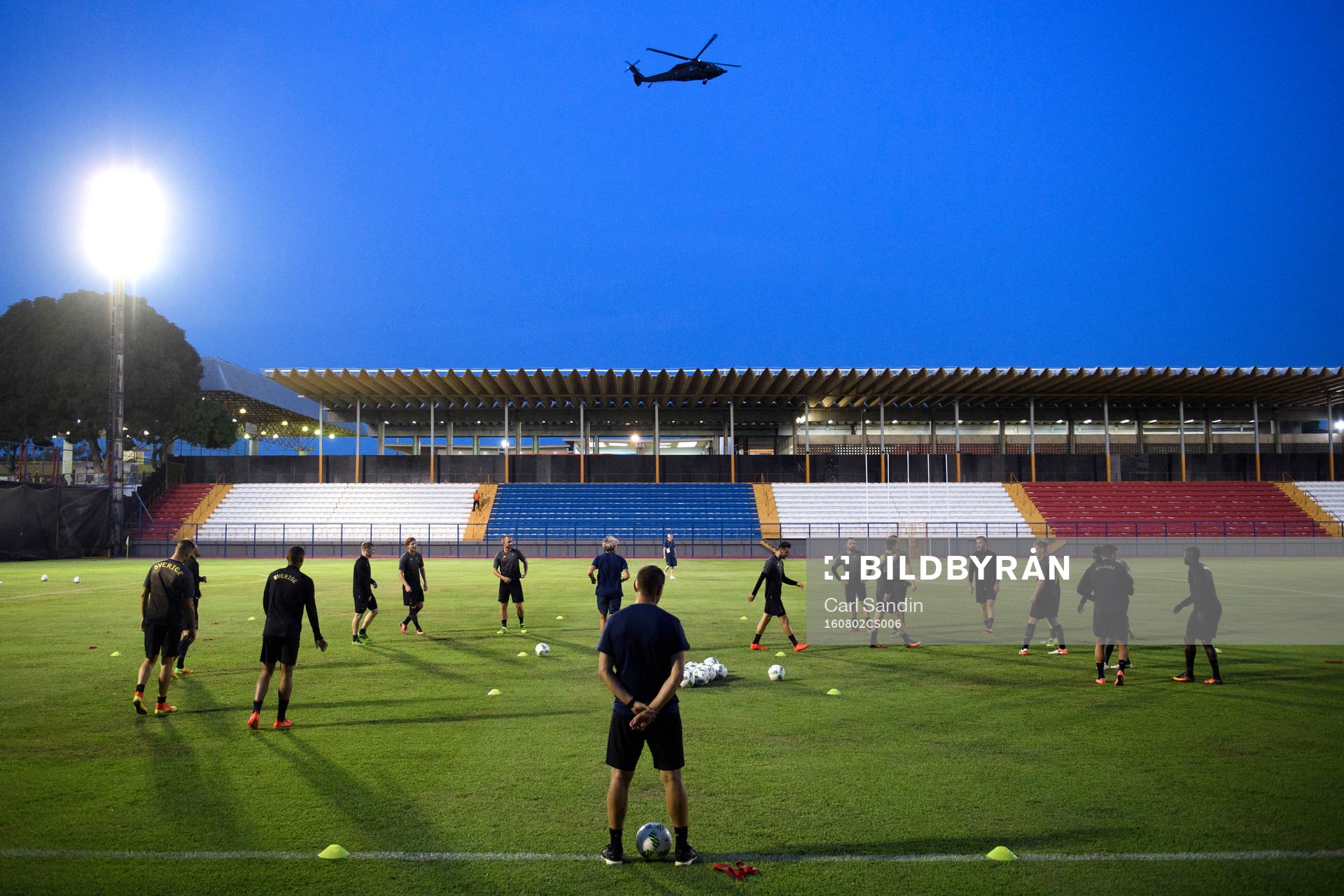 En militärhelikopter cirklar över träningsanläggningen