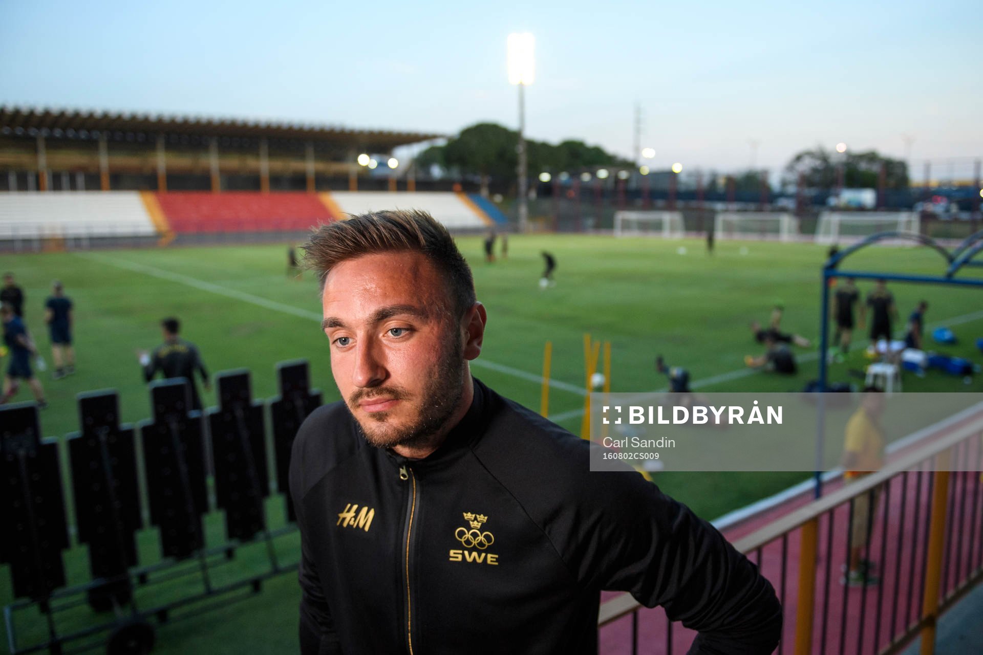 Sveriges Muamer Tanković blir intervjuad innan  en