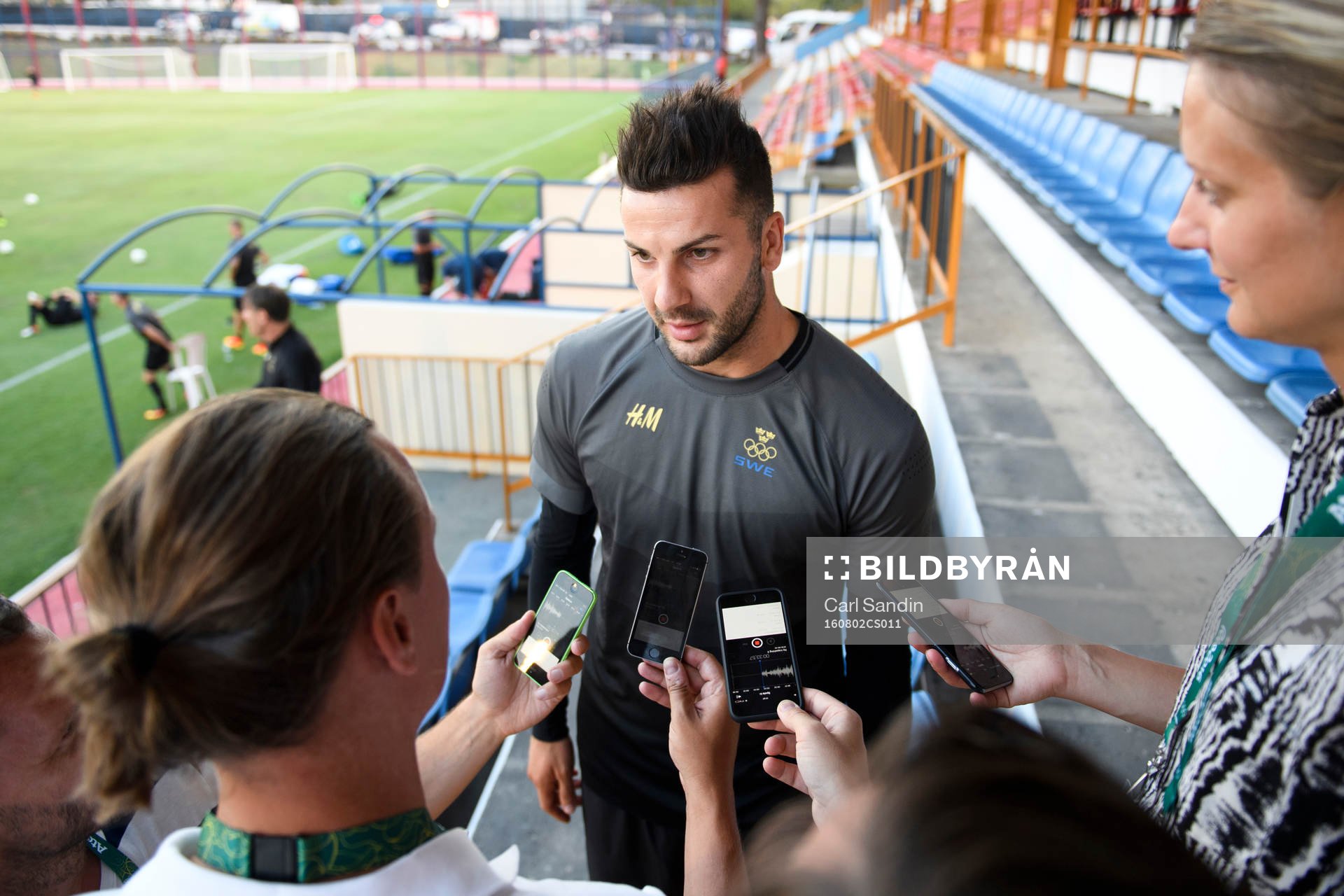 Sveriges Mikael Ishak blir intervjuad innan en träning med