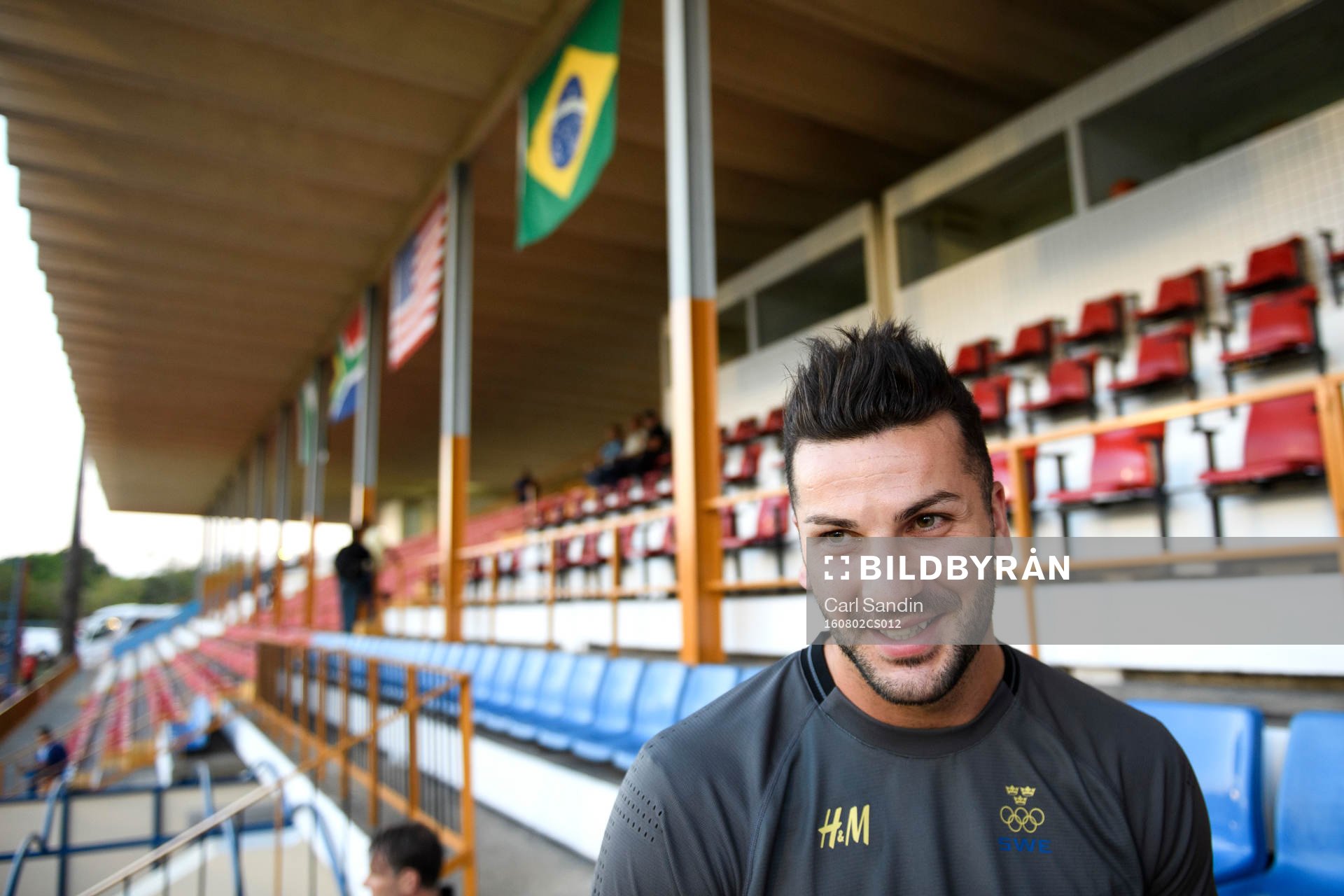 Sveriges Mikael Ishak blir intervjuad innan en träning med det svenska U21-landslaget i fotboll under OS den 2 augusti 2016 Manaus.