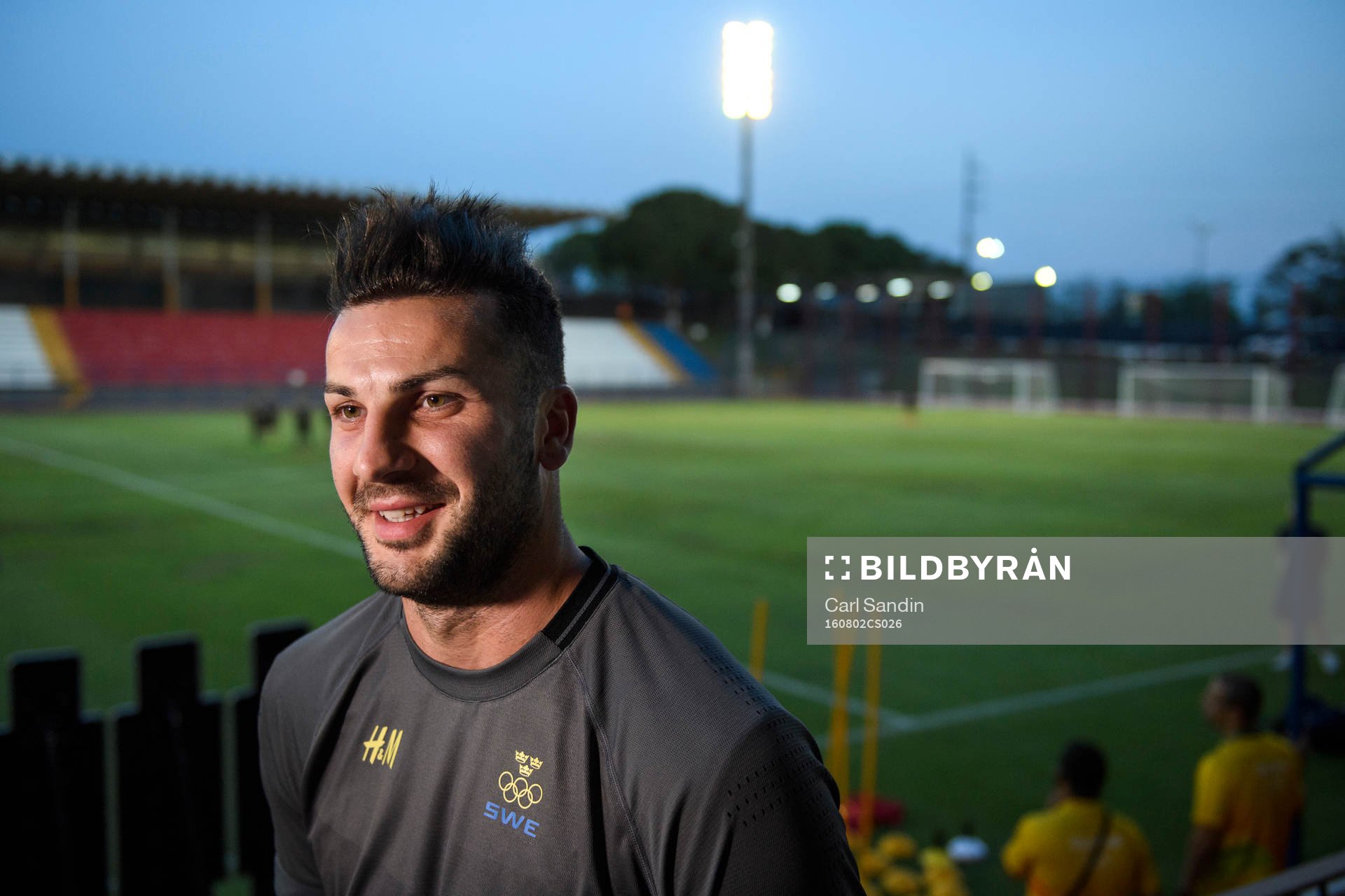 Sveriges Mikael Ishak blir intervjuad innan en träning med