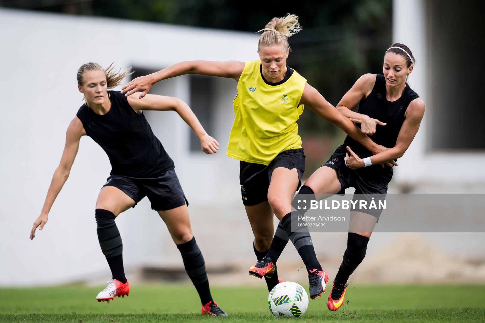 Magdalena Eriksson, Fridolina Rolfö och Kosovare Asllani under en träning med det svenska damlandslaget i fotboll den 2 augusti 2016 inför OS i Rio de Janeiro.