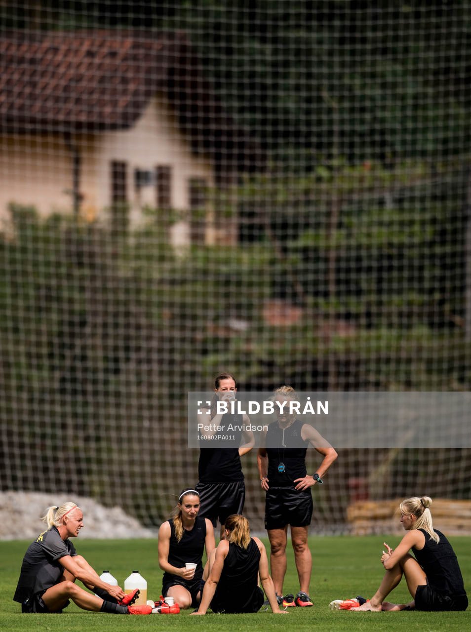 Caroline Seger, Kosovare Asllani, Lotta Schelin och Sofia Jakobsson vilar under en träning med det svenska damlandslaget i fotboll den 2 augusti 2016 inför OS i Rio de Janeiro.