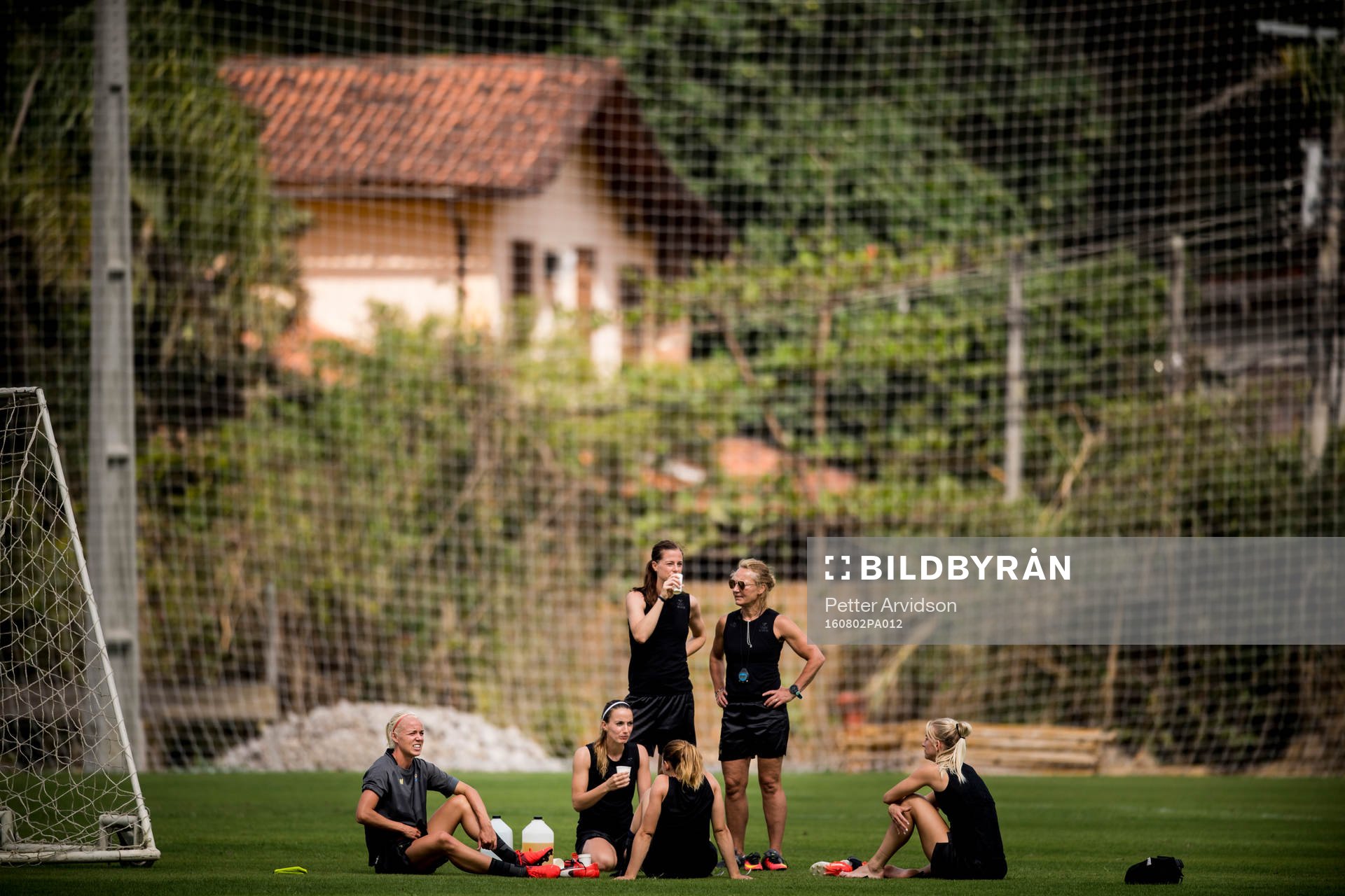 Caroline Seger, Kosovare Asllani, Lotta Schelin och Sofia Jakobsson vilar under en träning med det svenska damlandslaget i fotboll den 2 augusti 2016 inför OS i Rio de Janeiro.