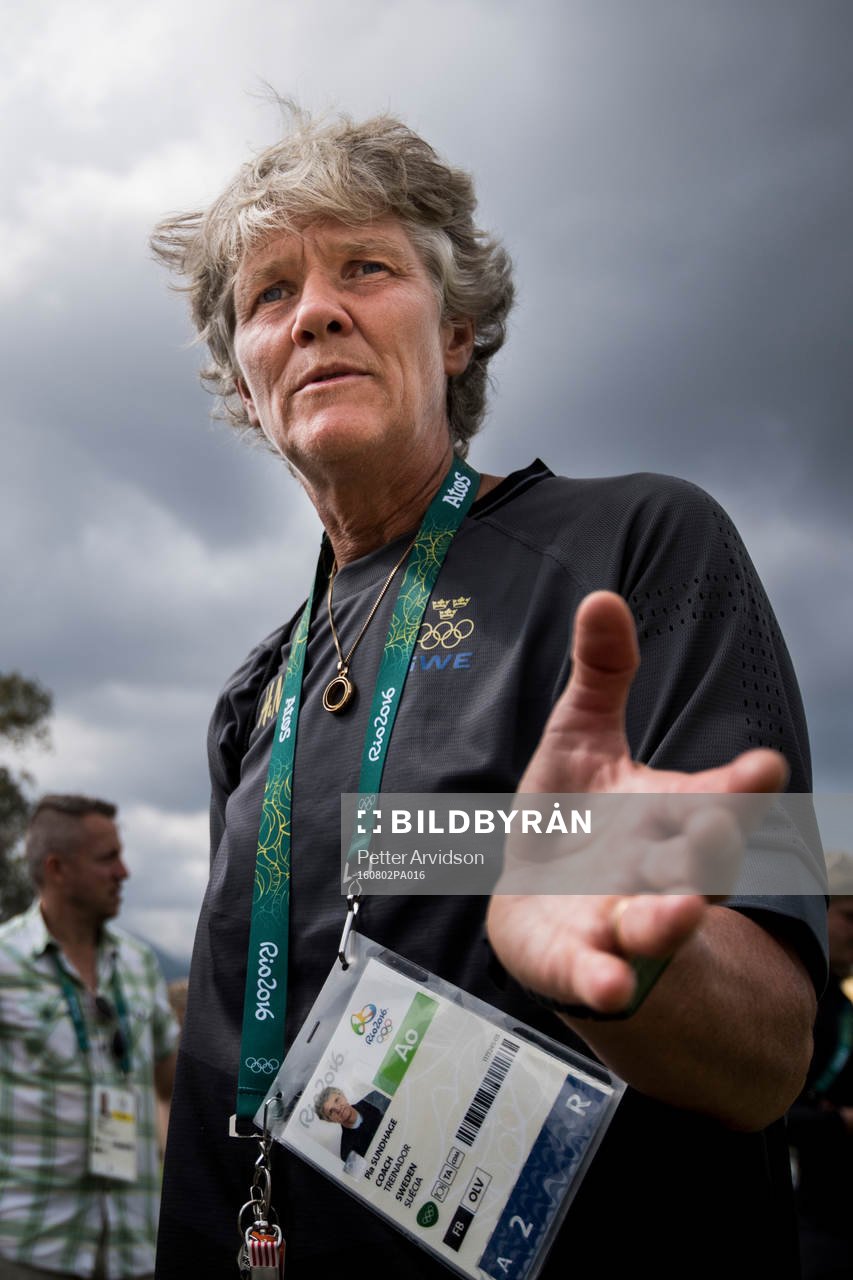 Förbundskapten Pia Sundhage intervjuas av media efter en träning med det svenska damlandslaget i fotboll den 2 augusti 2016 inför OS i Rio de Janeiro.