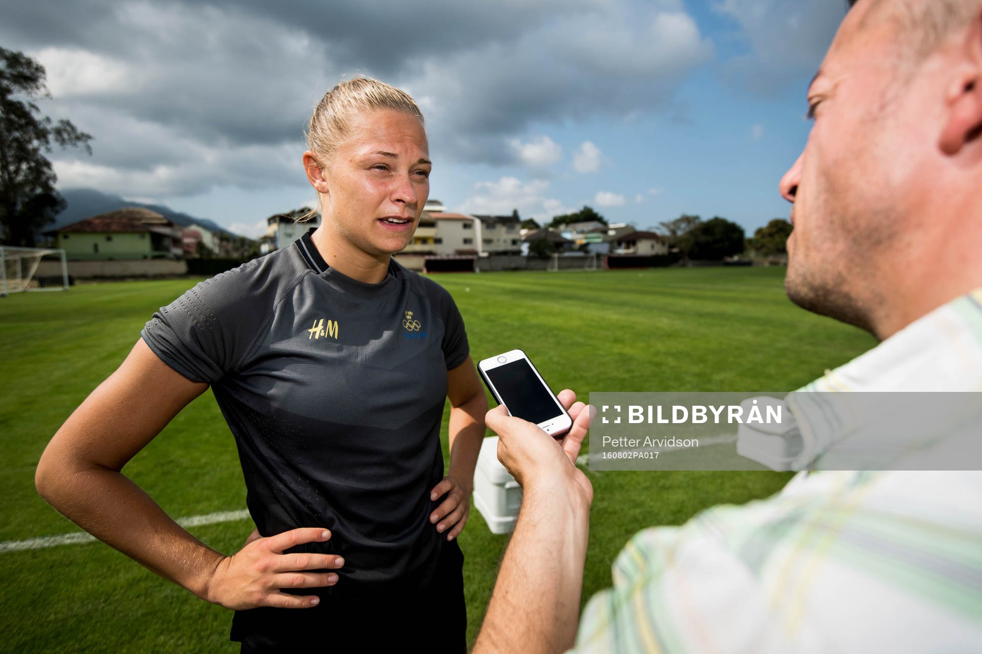Fridolina Rolfö intervjuas av media efter en träning med det svenska damlandslaget i fotboll den 2 augusti 2016 inför OS i Rio de Janeiro.