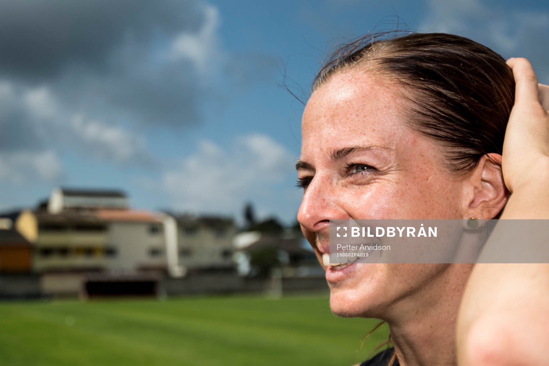 Lotta Schelin intervjuas av media efter en träning med det svenska damlandslaget i fotboll den 2 augusti 2016 inför OS i Rio de Janeiro.