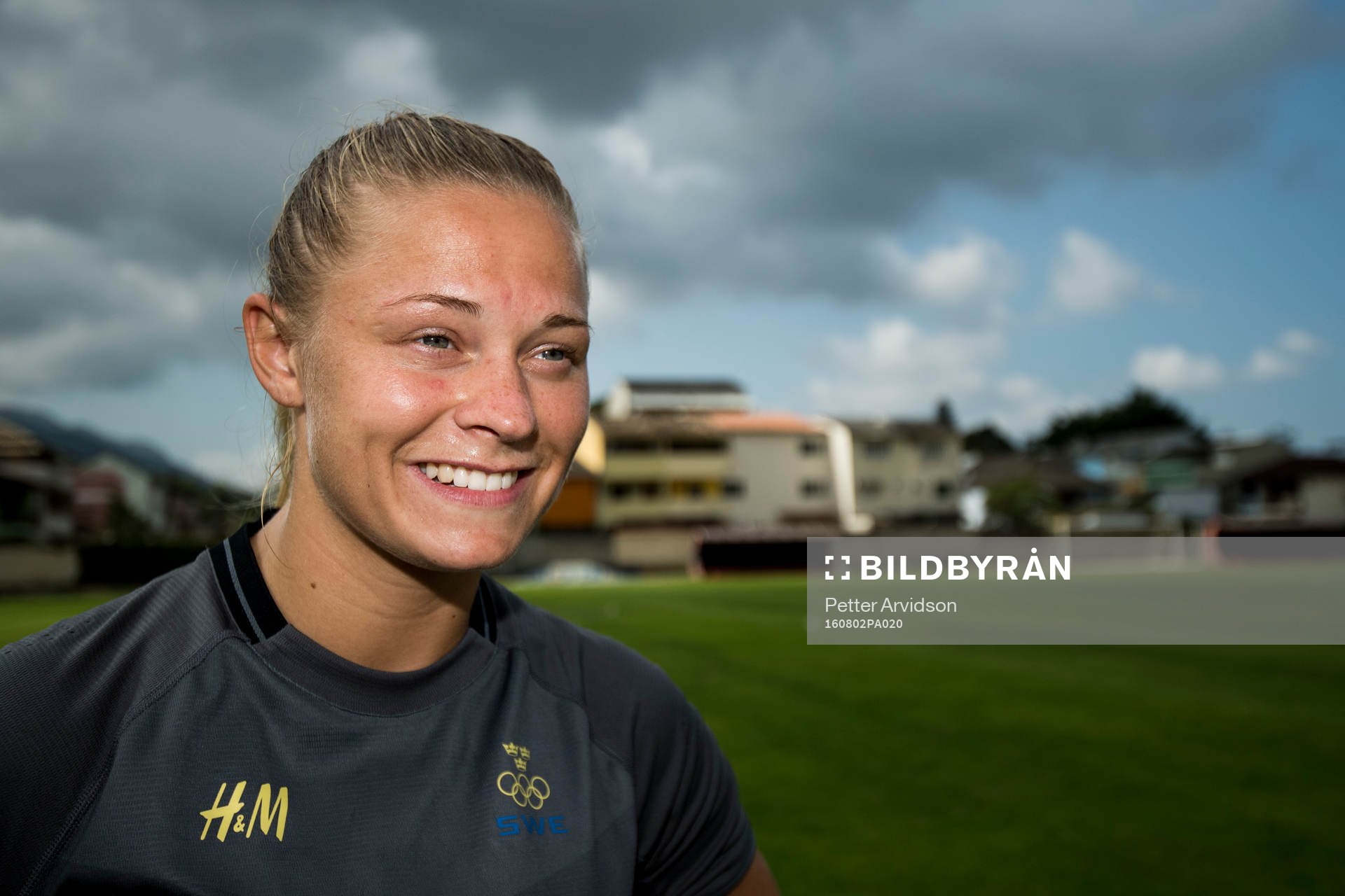 Fridolina Rolfö intervjuas av media efter en träning med det svenska damlandslaget i fotboll den 2 augusti 2016 inför OS i Rio de Janeiro.