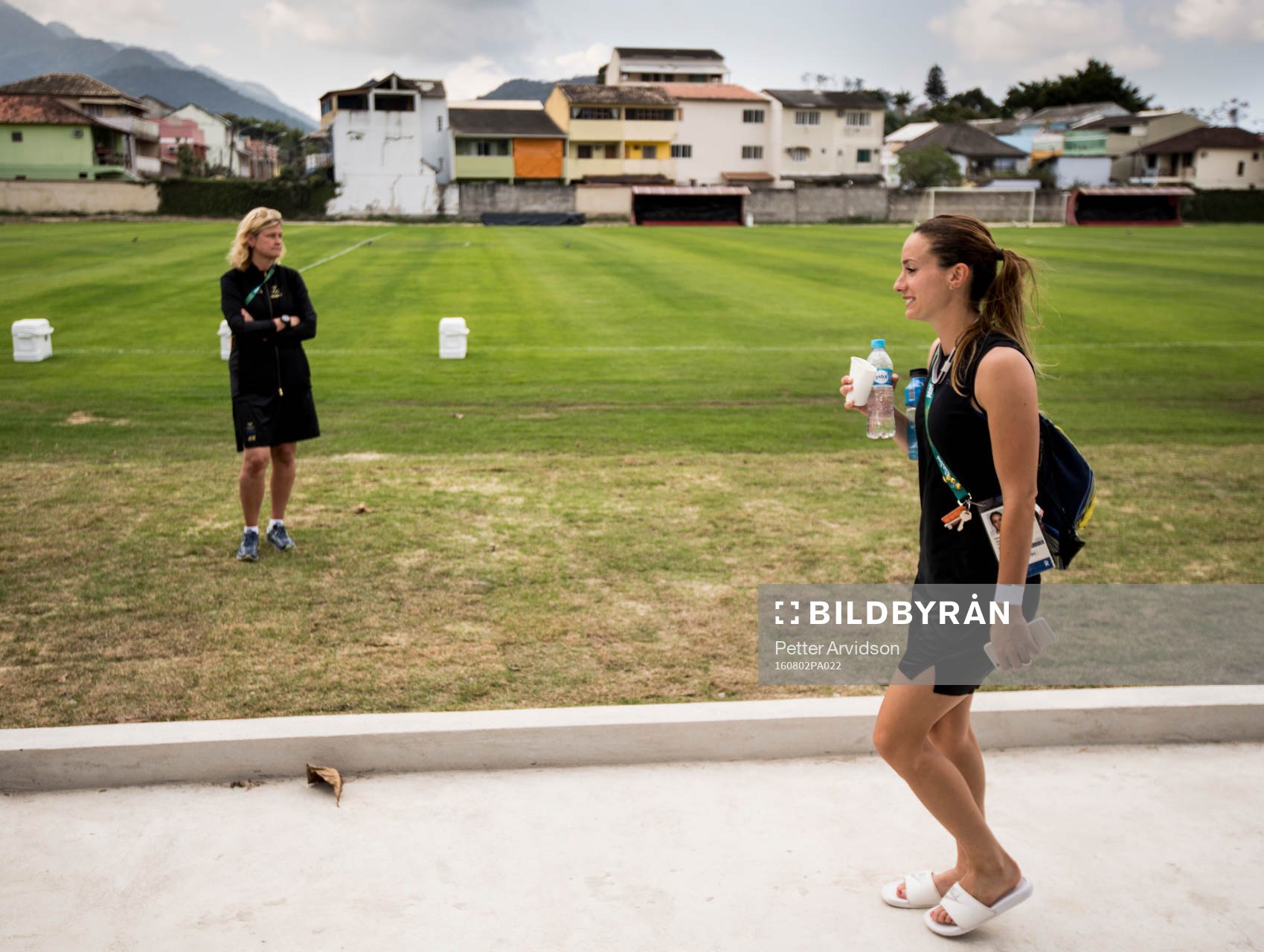 Kosovare Asllani lämnar efter en träning med det svenska damlandslaget i fotboll den 2 augusti 2016 inför OS i Rio de Janeiro.