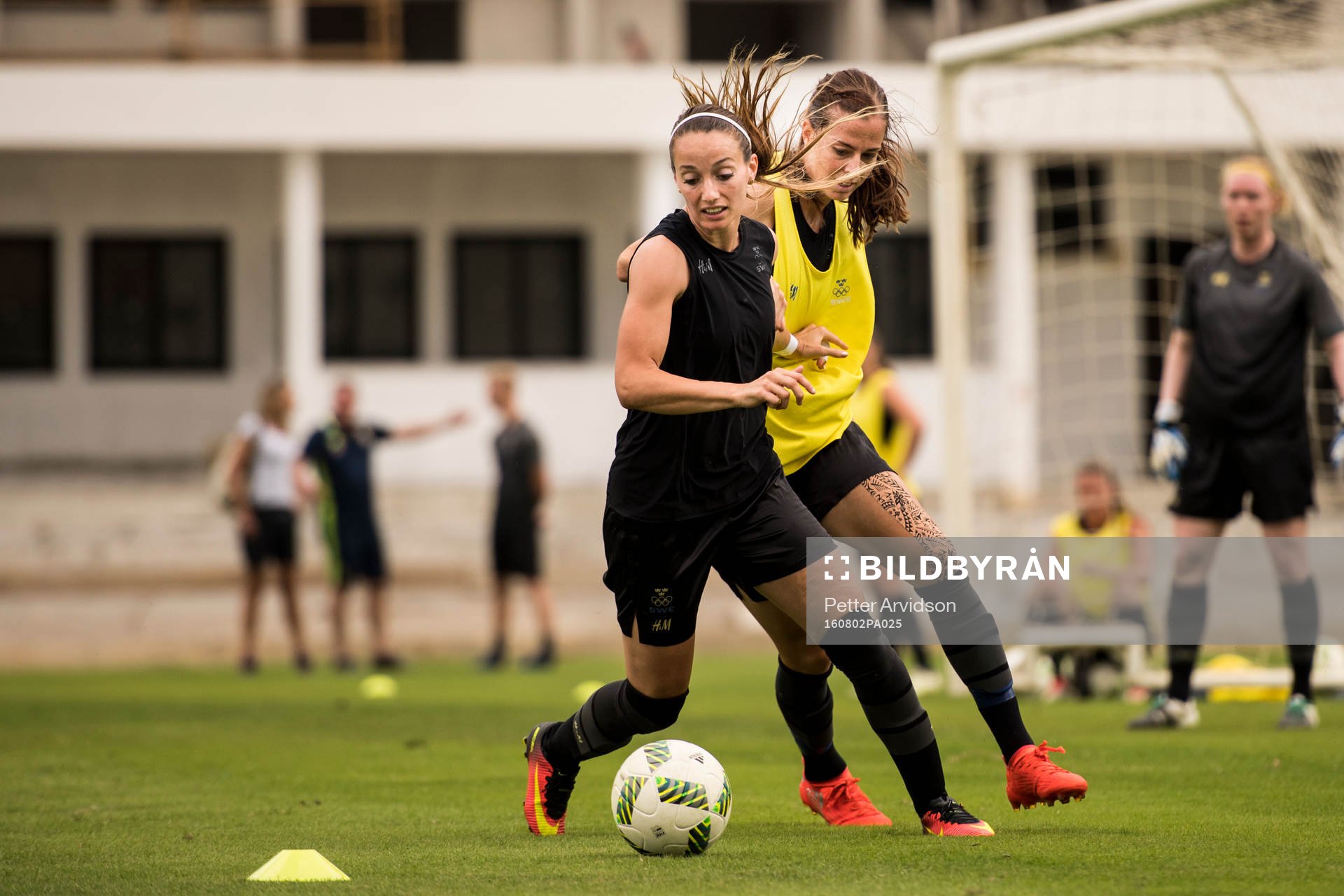 Kosovare Asllani och Lotta Schelin
