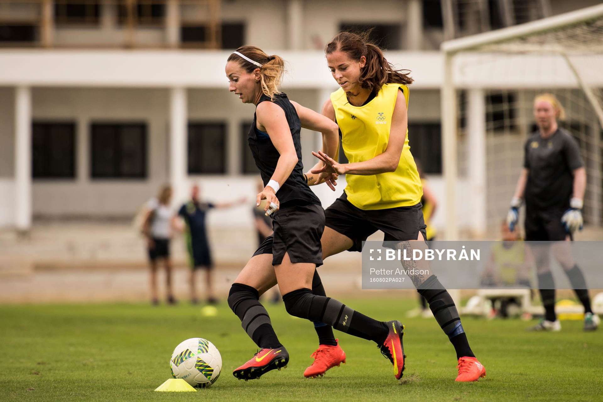 Kosovare Asllani och Lotta Schelin