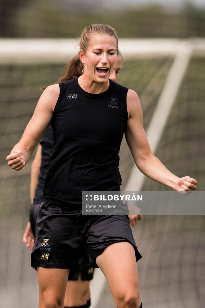Emma Berglund jublar under en träning med det svenska damlandslaget i fotboll den 2 augusti 2016 inför OS i Rio de Janeiro.