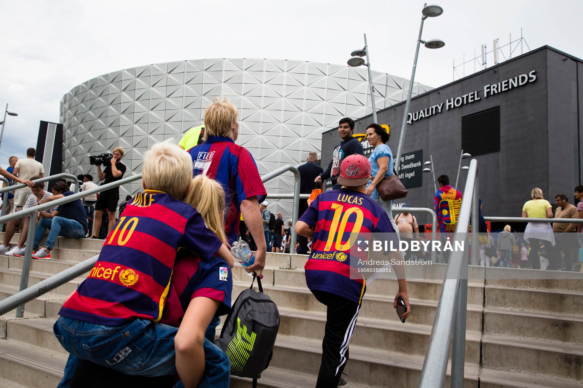 Barcelonasupportar utanför Friends Arena