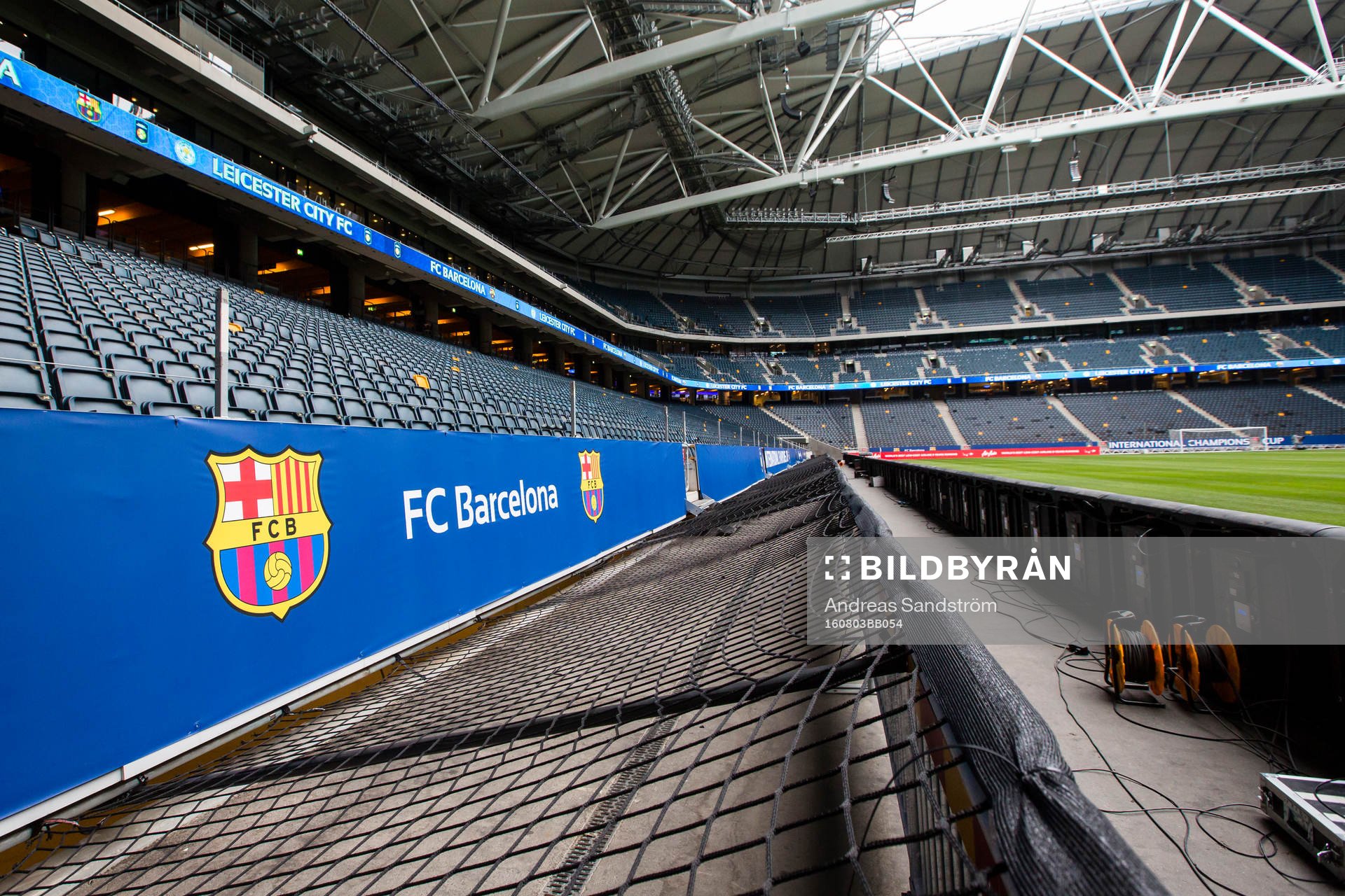 Skyddsnät för att förhindra åskådare på planen inför fotbollsmatchen i International Champions Cup mellan Barcelona och Leicester City den 3 Augusti 2016 i Stockholm.
