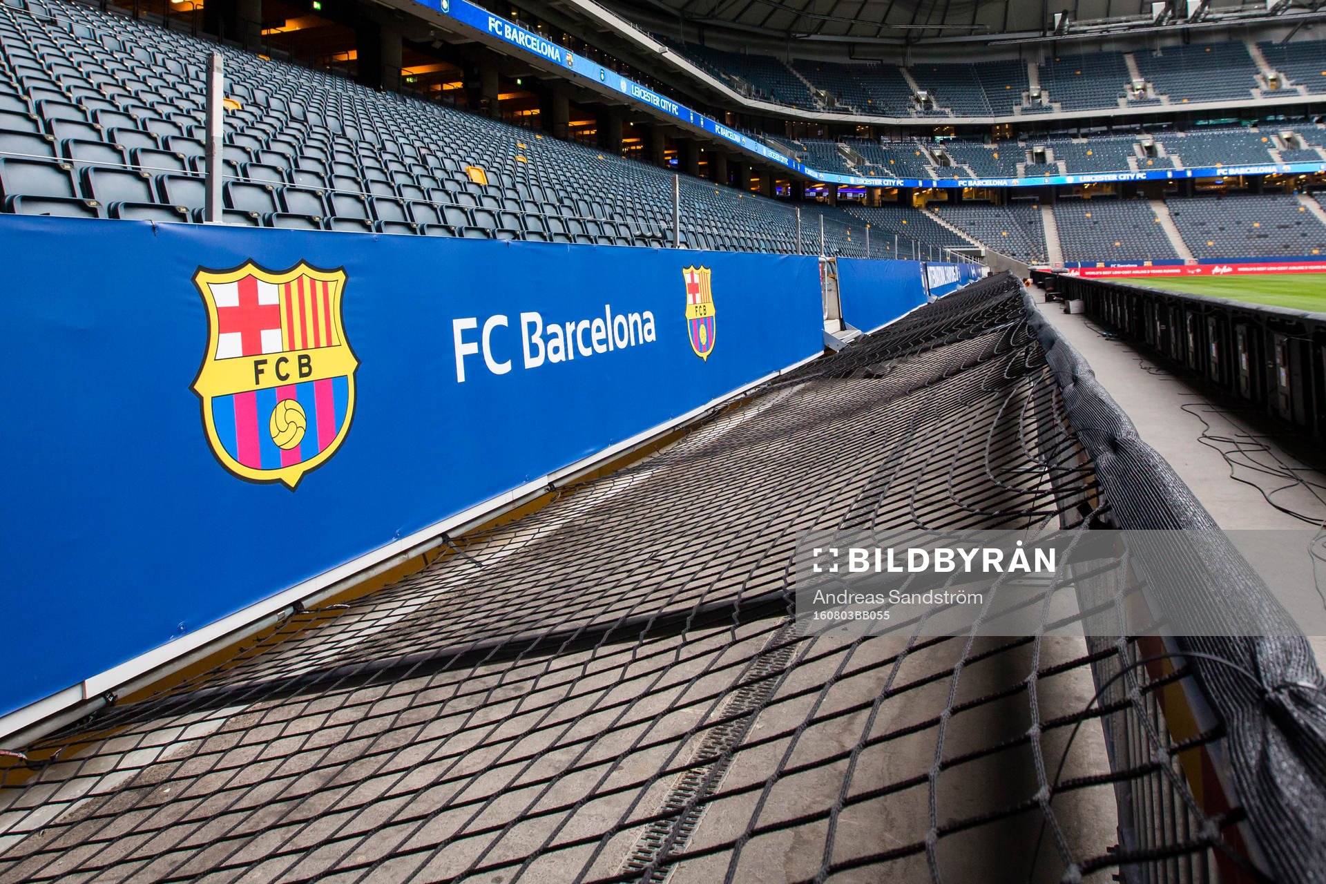 Skyddsnät för att förhindra åskådare på planen inför fotbollsmatchen i International Champions Cup mellan Barcelona och Leicester City den 3 Augusti 2016 i Stockholm.