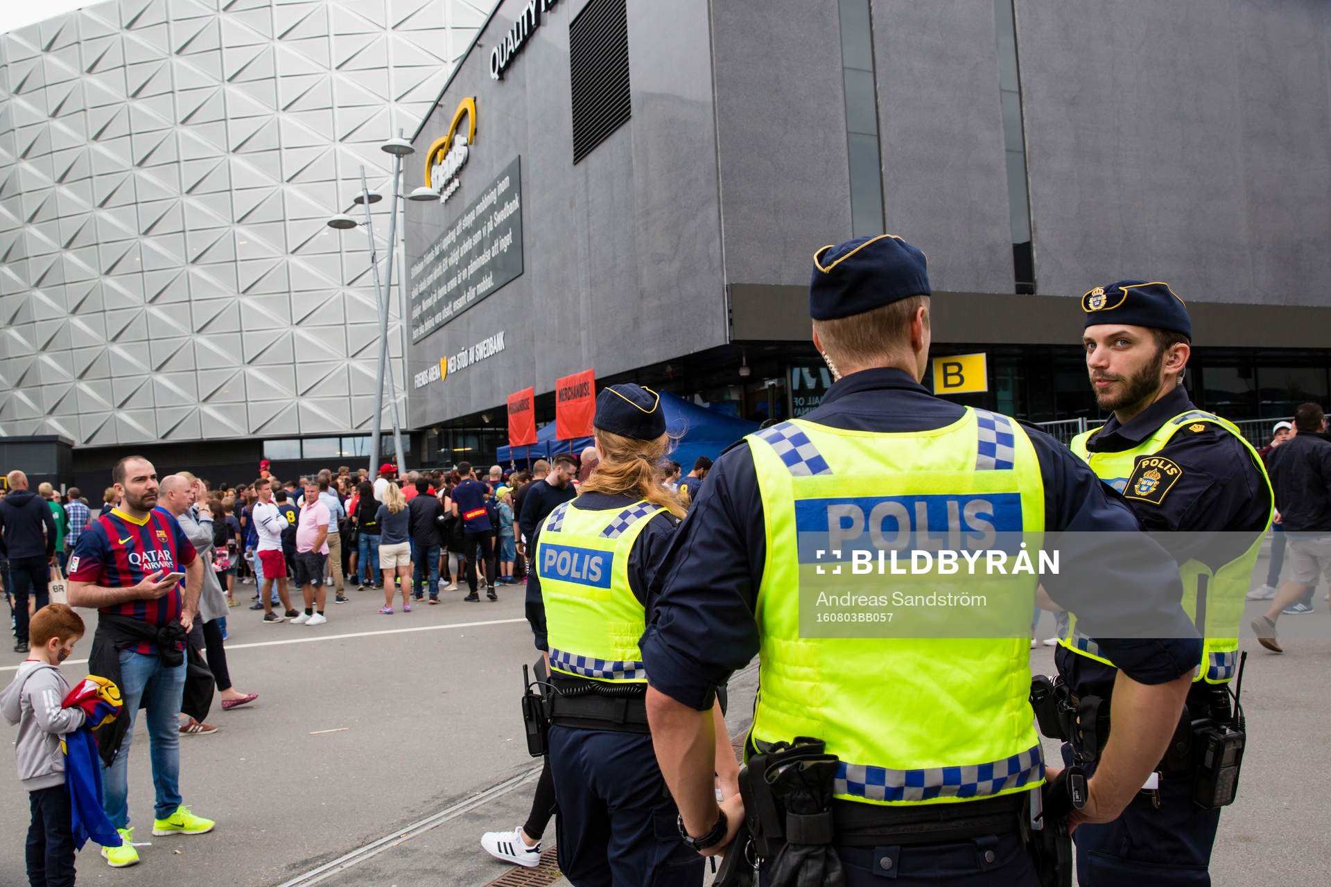 Poliser utanför arenan
