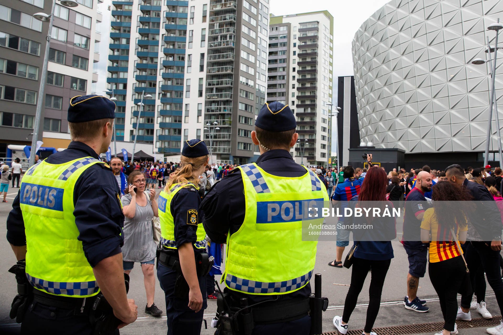 Poliser utanför arenan