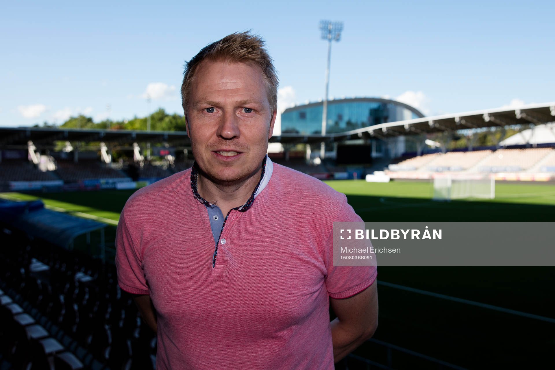 HJK Helsingfors VD Aki Riihilahti poserar för ett porträtt på Sonera Stadium under en fotbollsträning med IFK Göteborg den 3 augusti 2016 i Helsingfors.