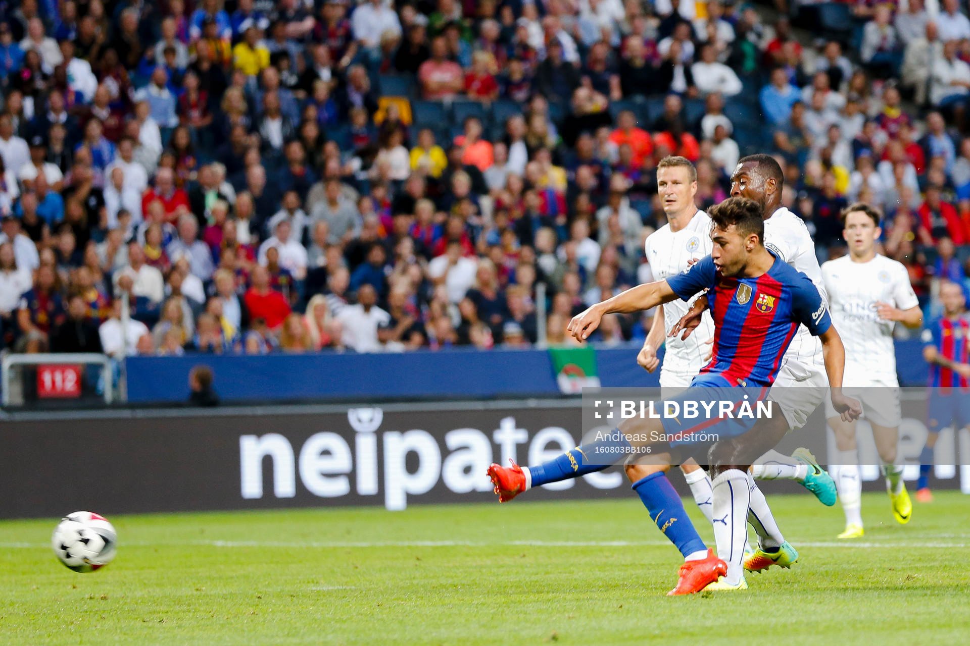 Barcelonas Munir El Haddadi gör 1-0 under fotbollsmatchen i International Champions Cup mellan Barcelona och Leicester City den 3 Augusti 2016 i Stockholm.
