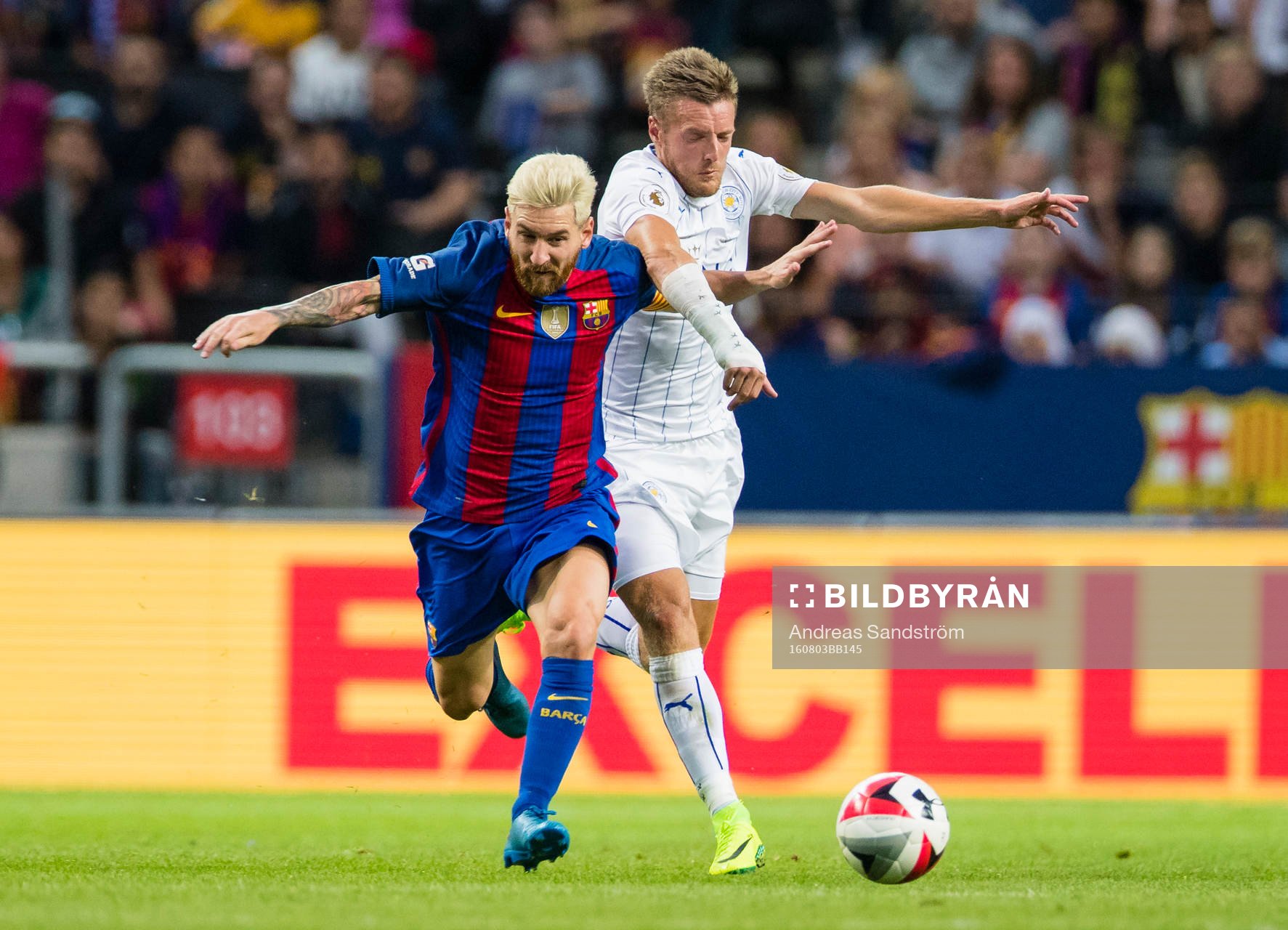 Barcelonas Leo Messi i kamp om bollen med Leicester Citys