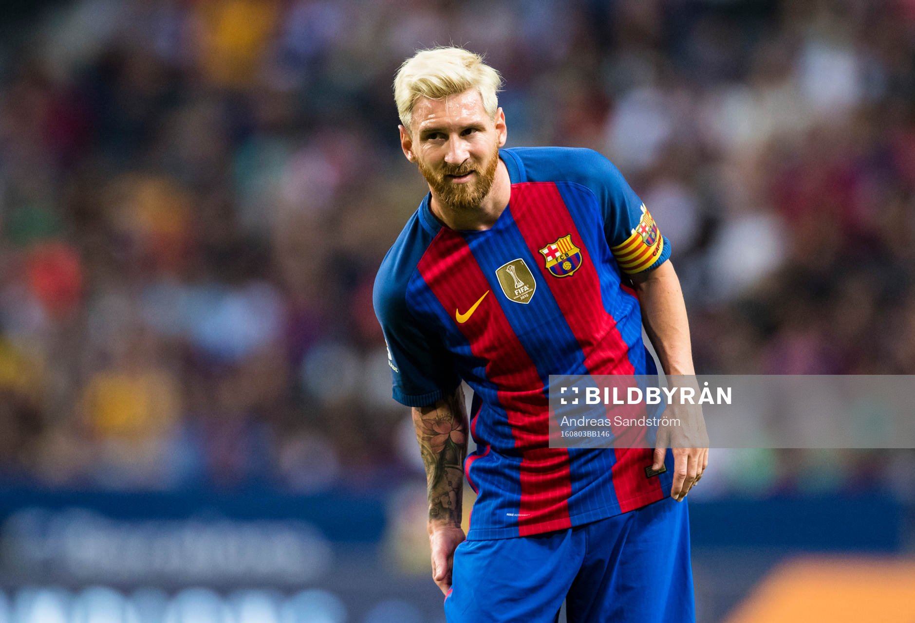 Barcelonas Leo Messi tar sig för låret under fotbollsmatchen i International Champions Cup mellan Barcelona och Leicester City den 3 Augusti 2016 i Stockholm.
