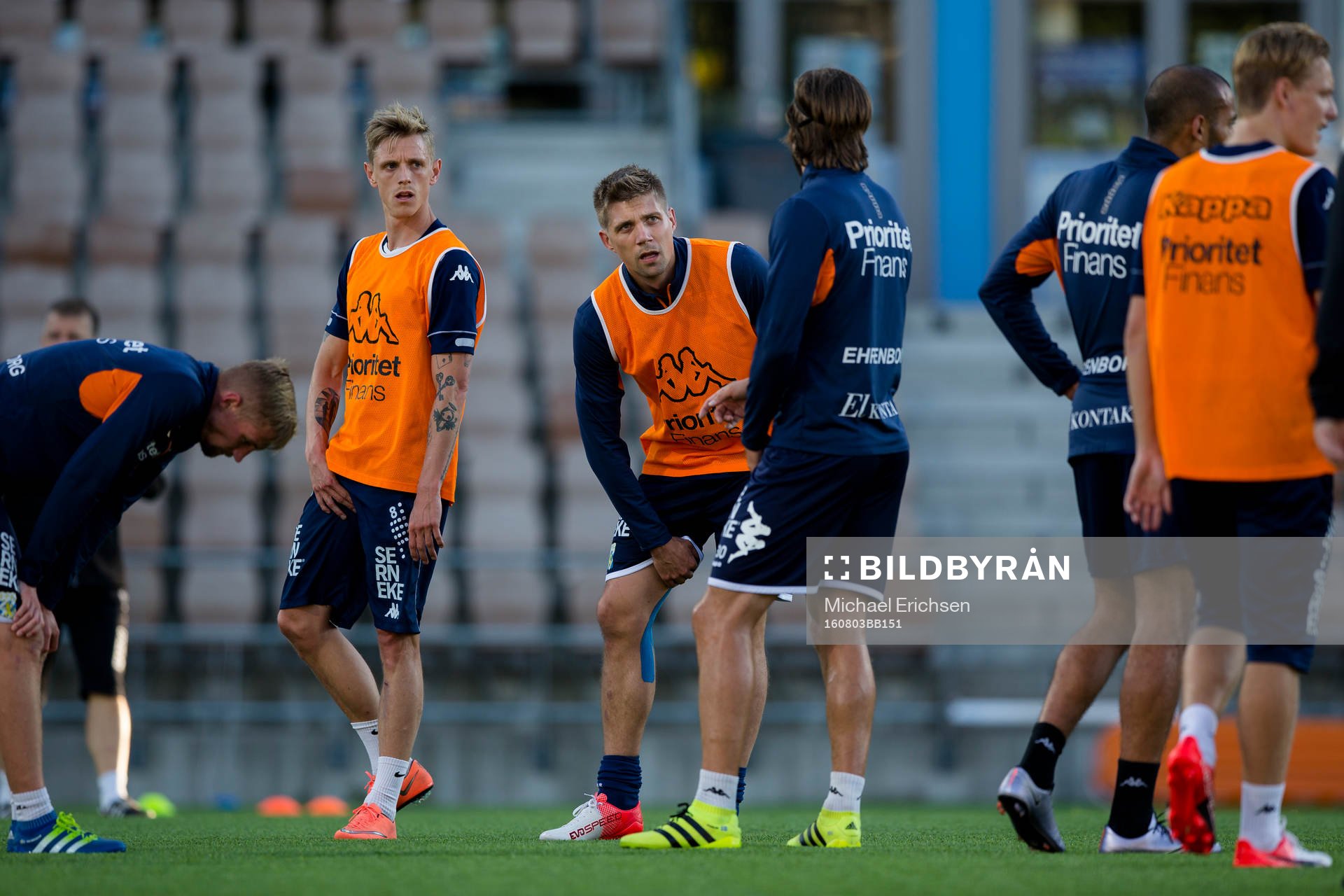IFK Göteborgs Mikael Boman pratar med Mattias Bjärsmyr under en fotbollsträning med IFK Göteborg den 3 augusti 2016 i Helsingfors.
