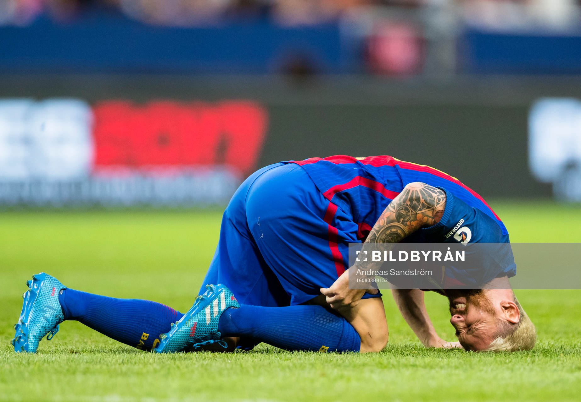Barcelonas Leo Messi ligger i gräset och tar sig för