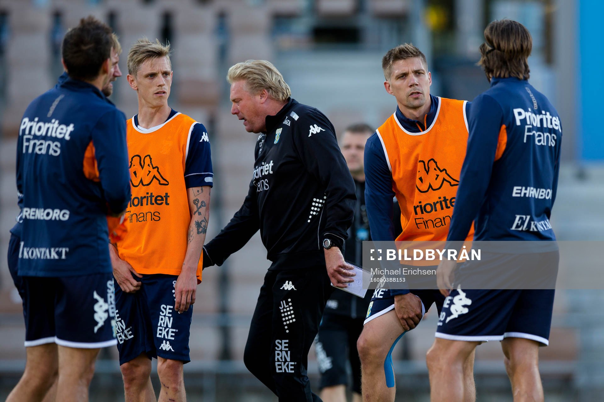 IFK Göteborgs Mikael Boman pratar med Mattias Bjärsmyr under en fotbollsträning med IFK Göteborg den 3 augusti 2016 i Helsingfors.
