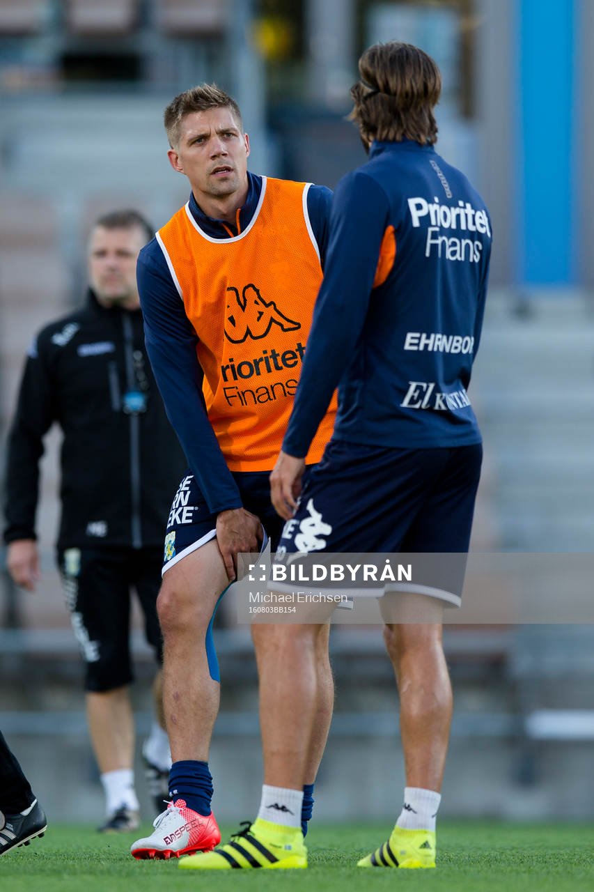 IFK Göteborgs Mikael Boman pratar med Mattias Bjärsmyr under en fotbollsträning med IFK Göteborg den 3 augusti 2016 i Helsingfors.