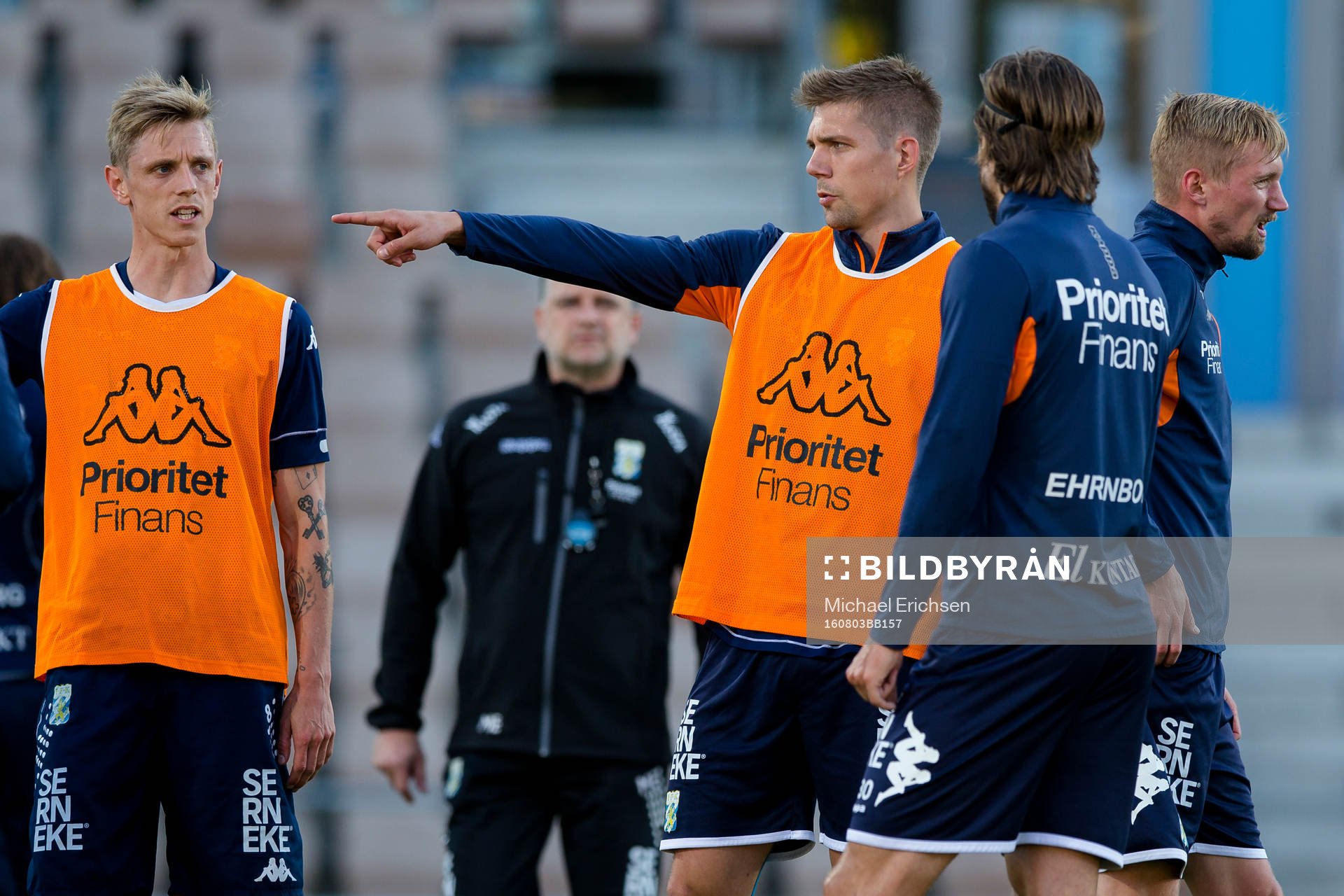 IFK Göteborgs Mikael Boman pratar med Mattias Bjärsmyr under en fotbollsträning med IFK Göteborg den 3 augusti 2016 i Helsingfors.