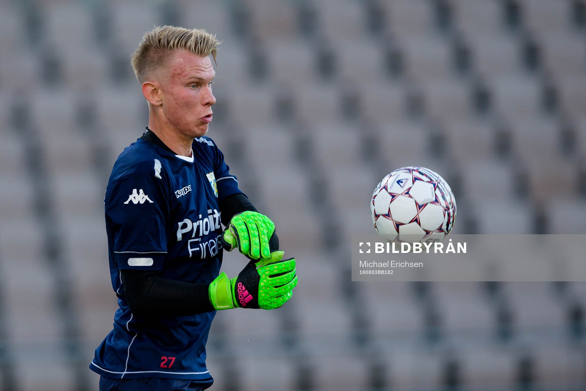 IFK Göteborgs målvakt Pontus Dahlberg räddar ett skott under en fotbollsträning med IFK Göteborg den 3 augusti 2016 i Helsingfors.