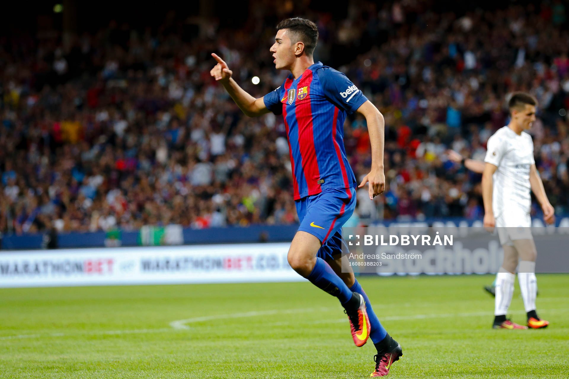 Barcelonas Rafael Mujica jublar efter 4-2 under fotbollsmatchen i International Champions Cup mellan Barcelona och Leicester City den 3 Augusti 2016 i Stockholm.
