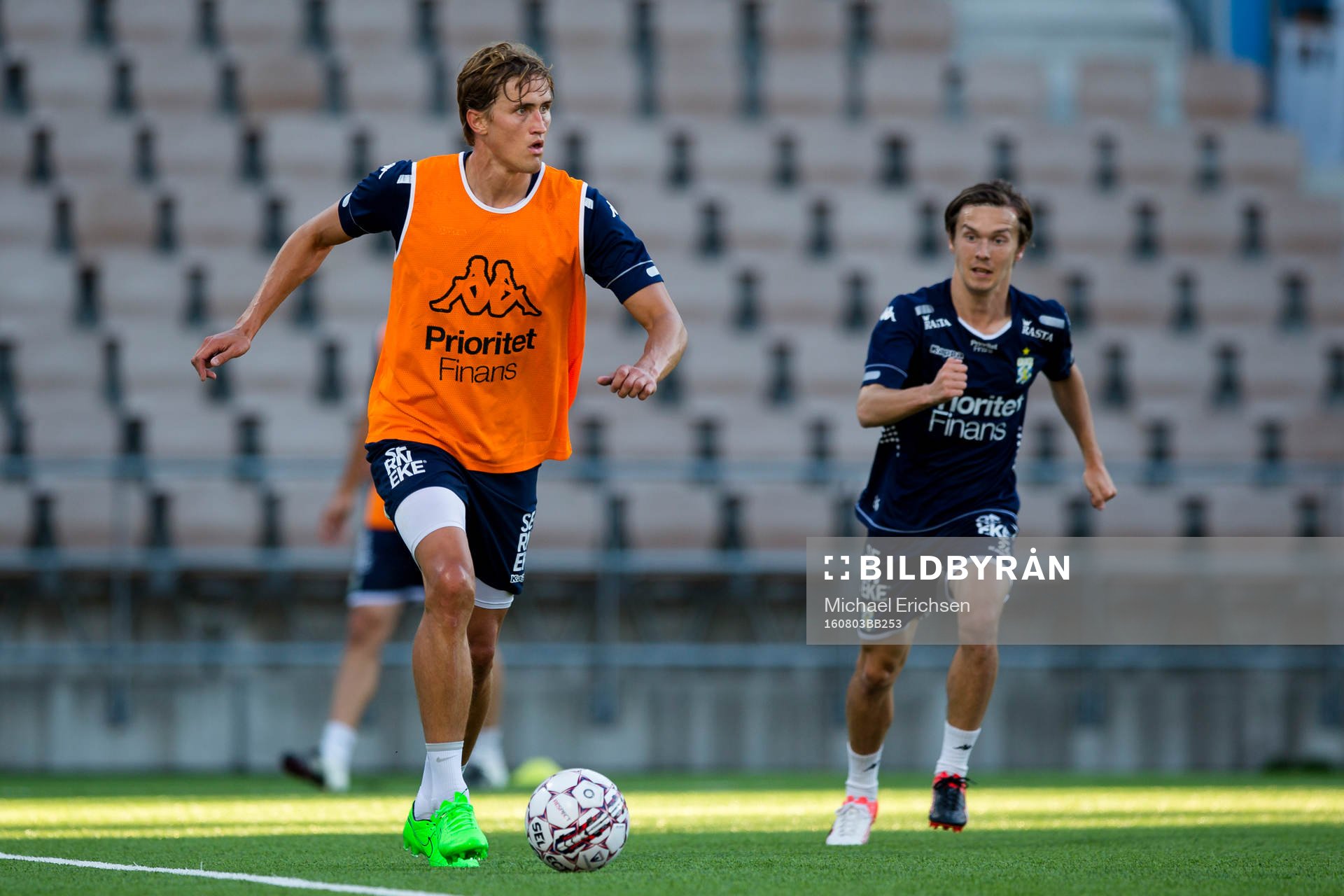 IFK Göteborgs Thomas Rogne före Patrik Karlsson Lagemyr