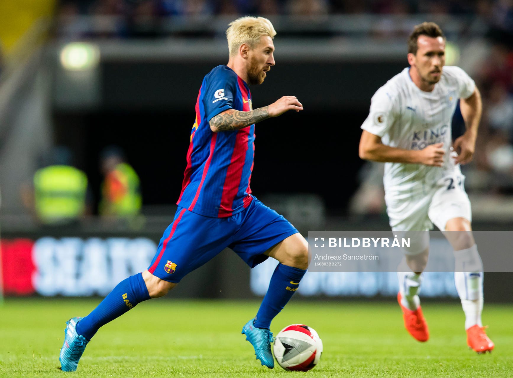 Barcelonas Leo Messi med boll