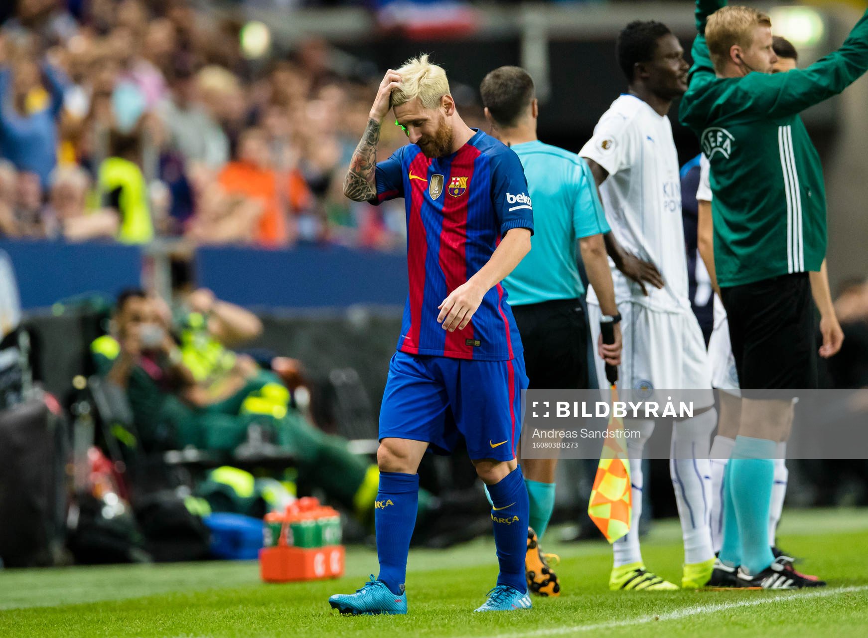 Barcelonas Leo Messi byts ut och får en grön laser i