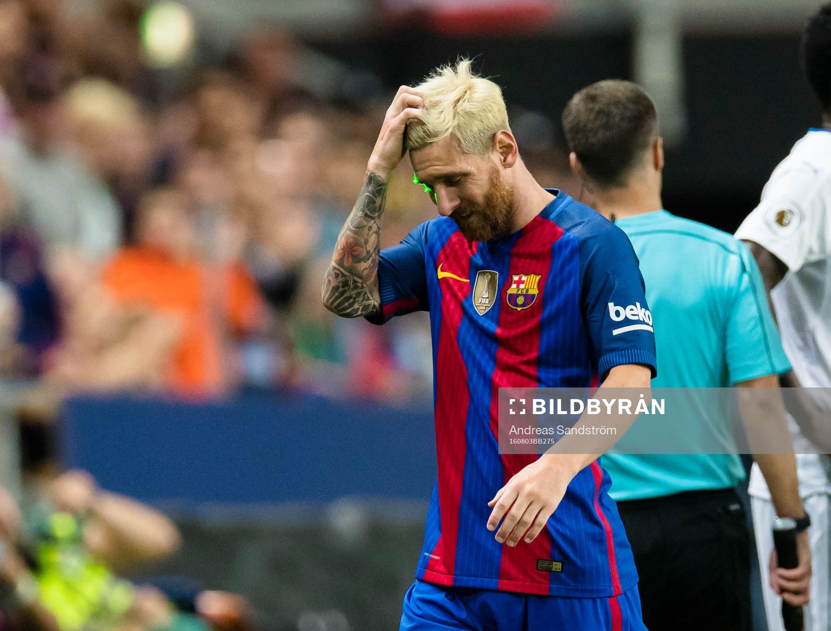 Barcelonas Leo Messi byts ut och får en grön laser i ansiktet under fotbollsmatchen i International Champions Cup mellan Barcelona och Leicester City den 3 Augusti 2016 i Stockholm.