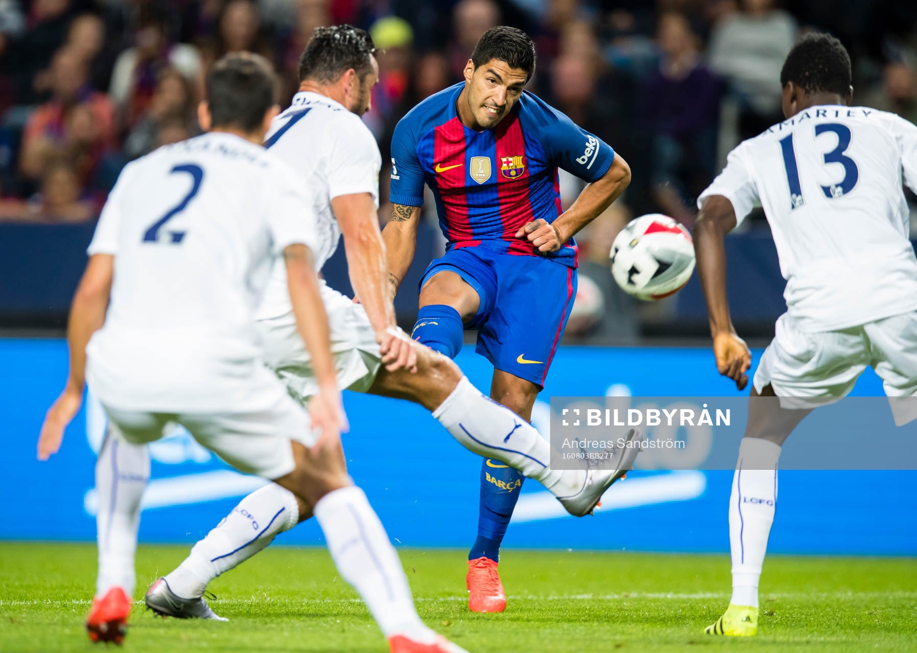 Barcelonas Luis Suárez testar skott framför Daniel