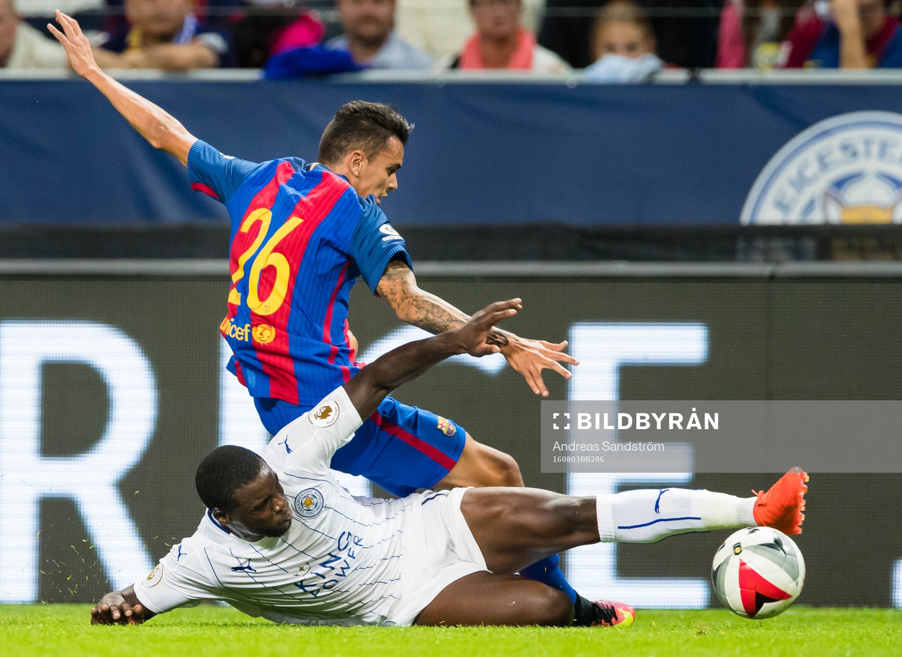 Leicester Citys Jeff Schlupp i kamp med Barcelonas Francisco Perdomo under fotbollsmatchen i International Champions Cup mellan Barcelona och Leicester City den 3 Augusti 2016 i Stockholm.