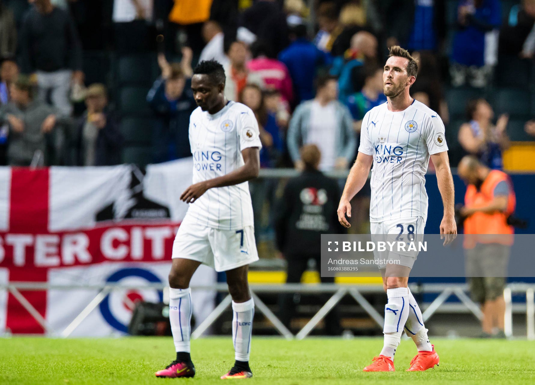 Leicester Citys Christian Fuchs (m) ser deppig ut med