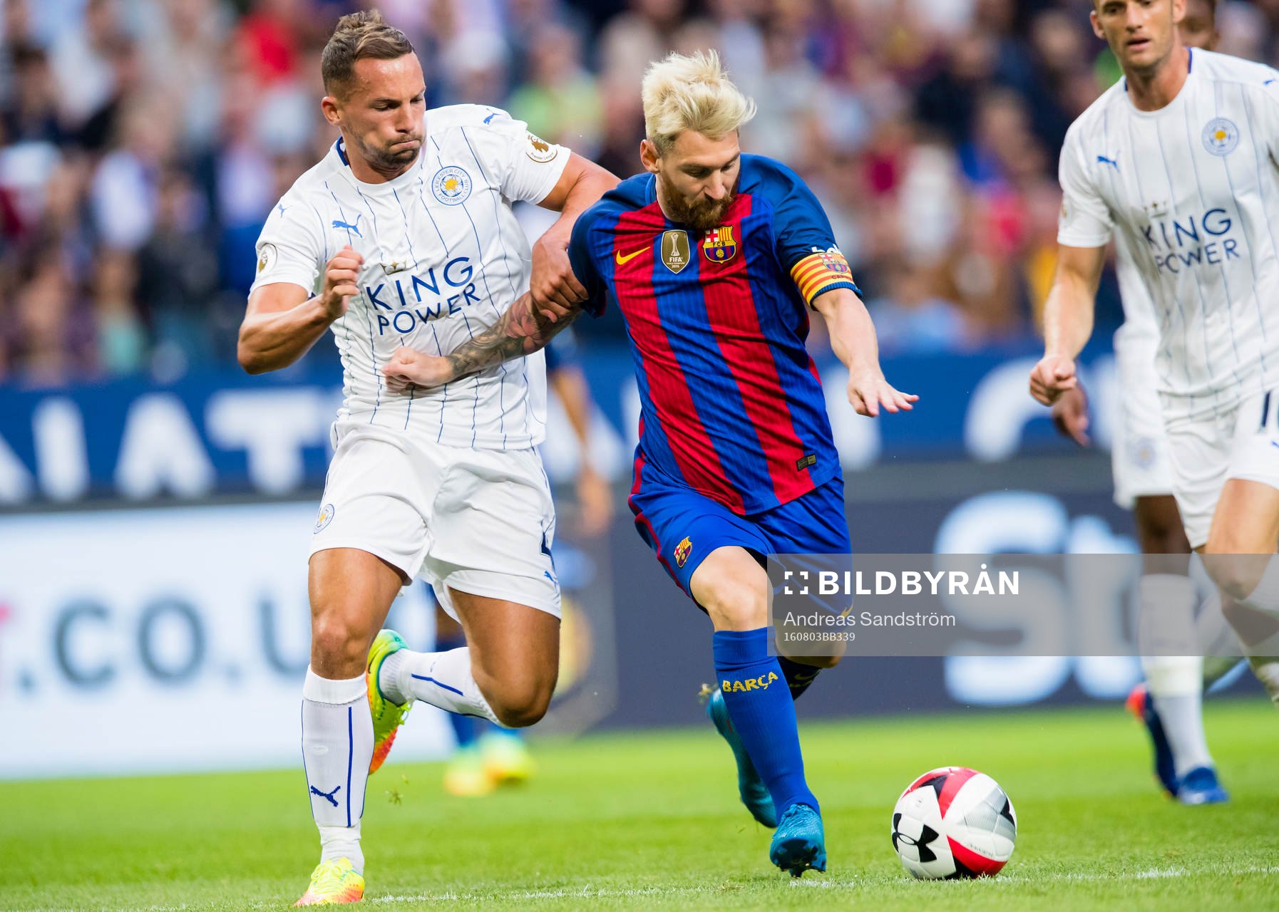 Barcelonas Leo Messi i kamp om bollen med Leicester Citys