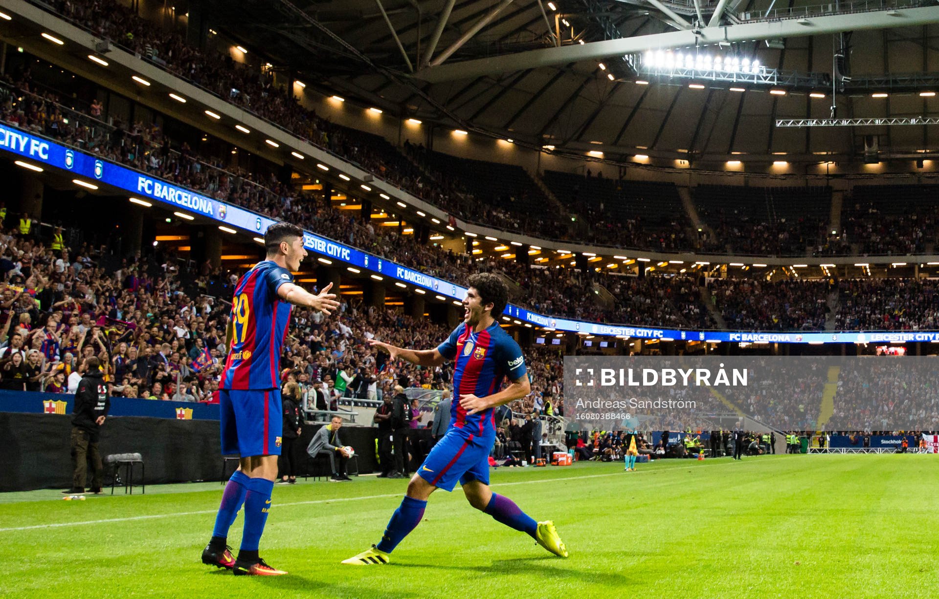 Barcelonas Rafael Mujica gör 4-2 och gratuleras av Carles Alena (h) under fotbollsmatchen i International Champions Cup mellan Barcelona och Leicester City den 3 Augusti 2016 i Stockholm. 